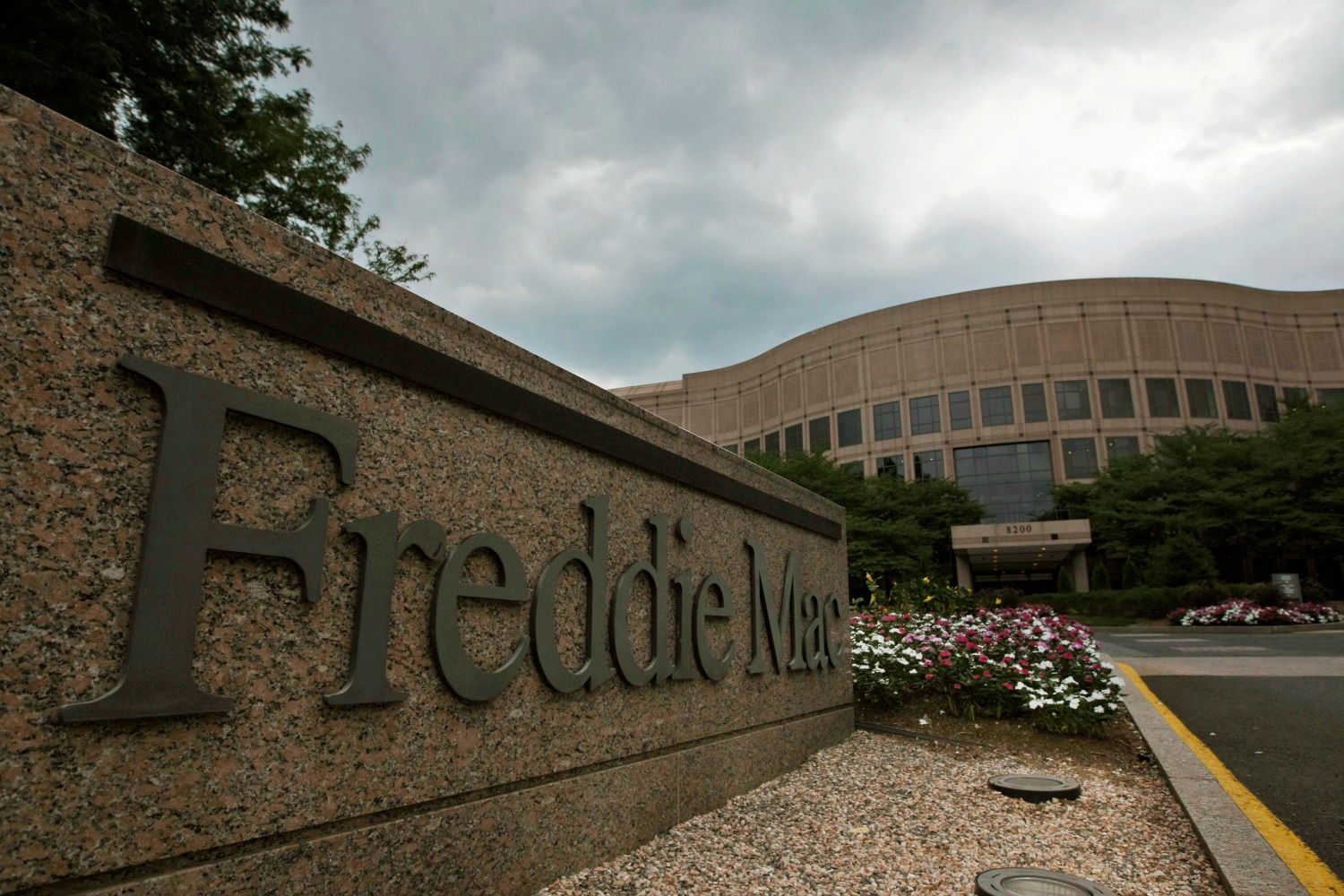 Budget office: Letting Fannie, Freddie raise capital would reduce bailout risk