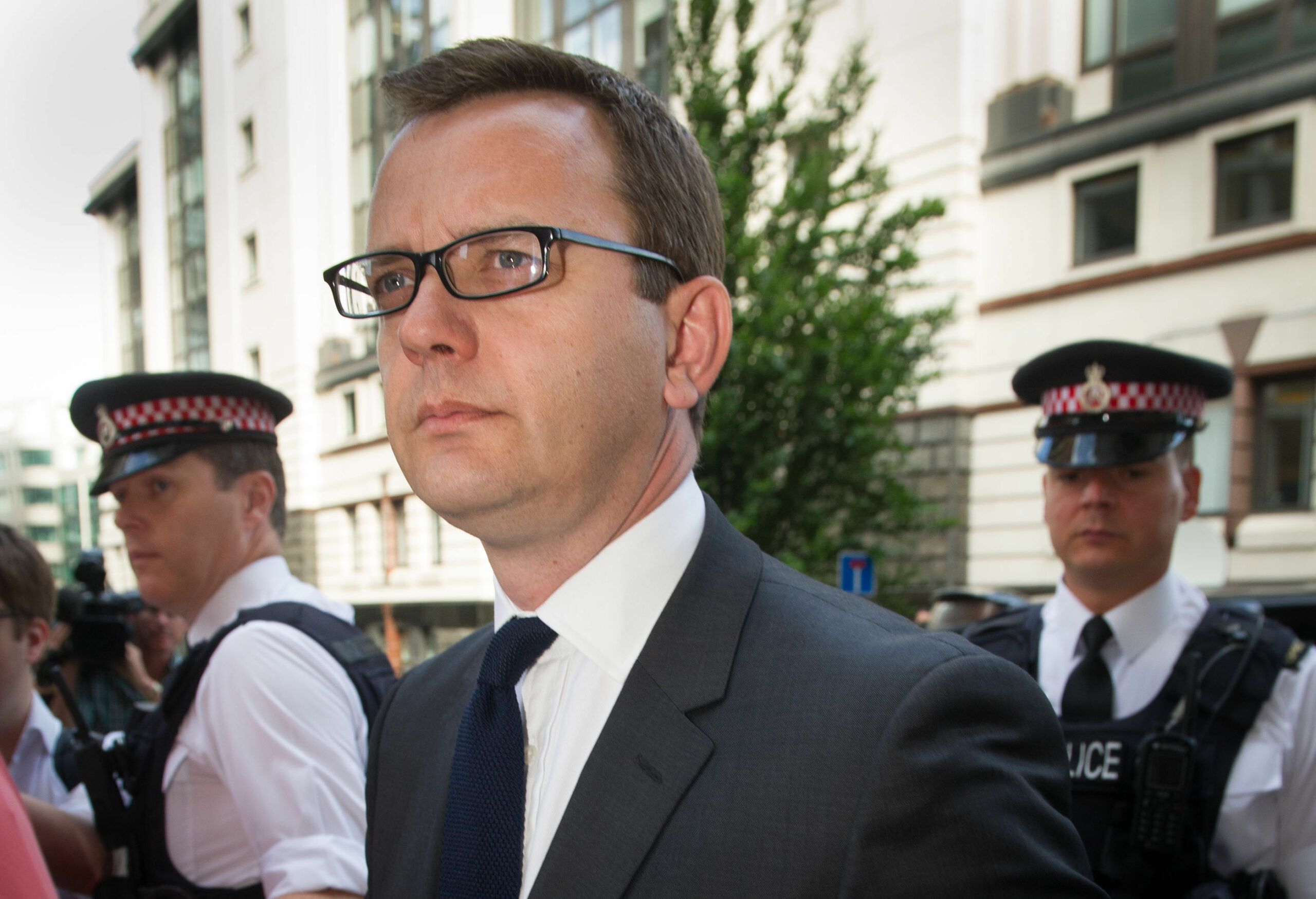 Ex-editor Coulson gets 18 months for hacking