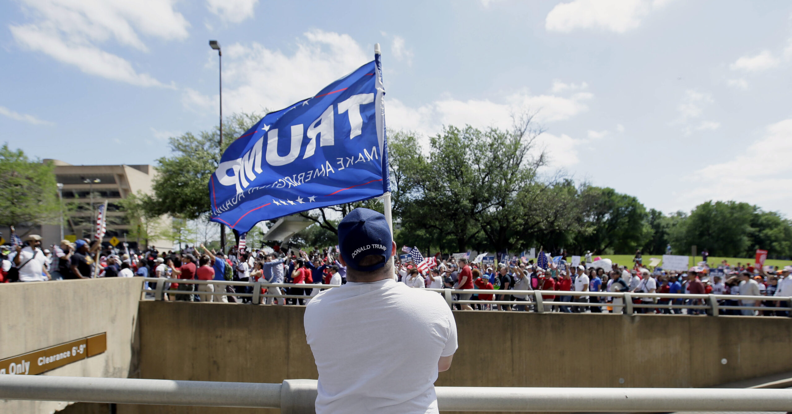 Trump base abandoning is #FakeNews, polls show support resolute