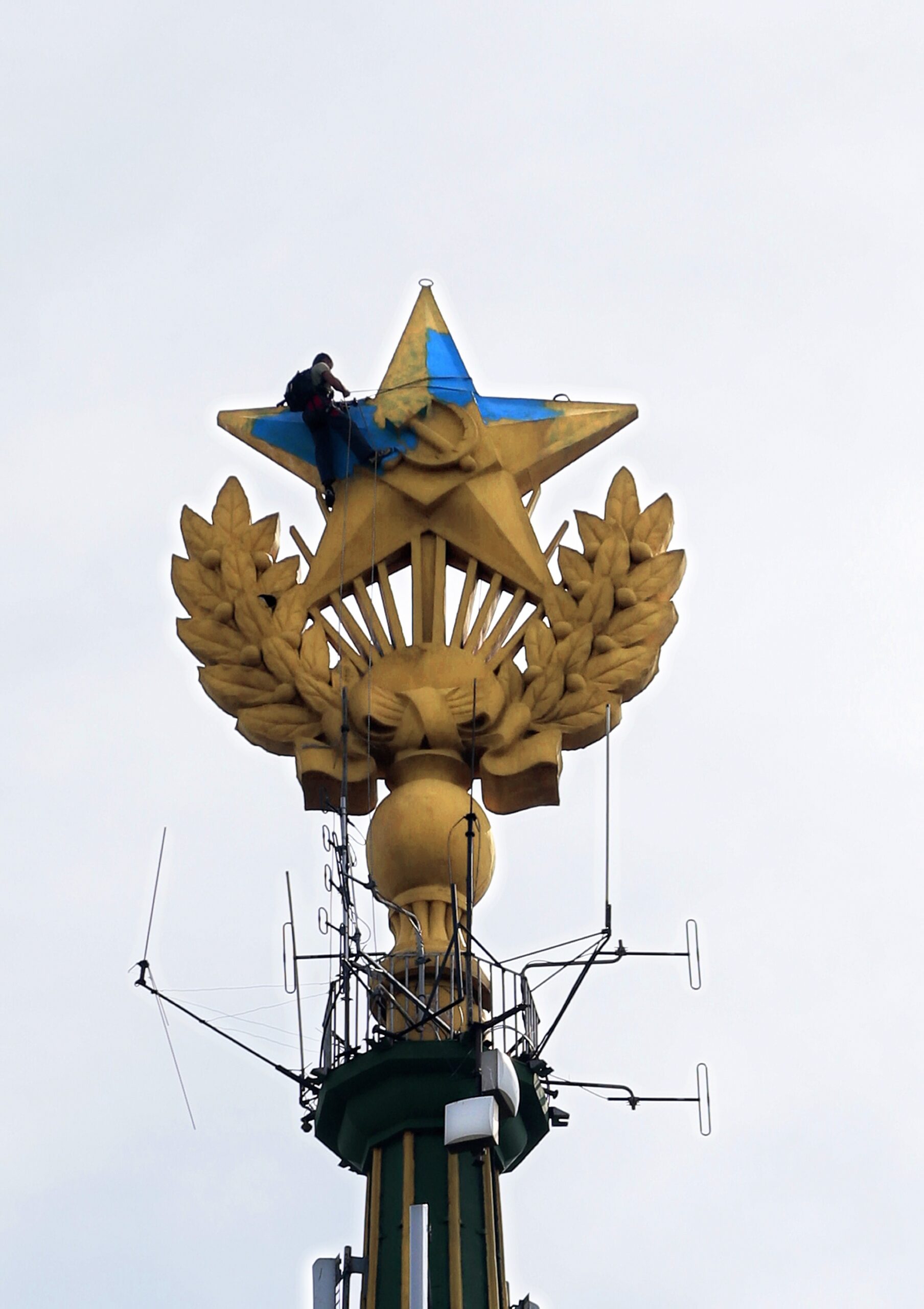 Protesters plant Ukraine flag on Moscow skyscraper