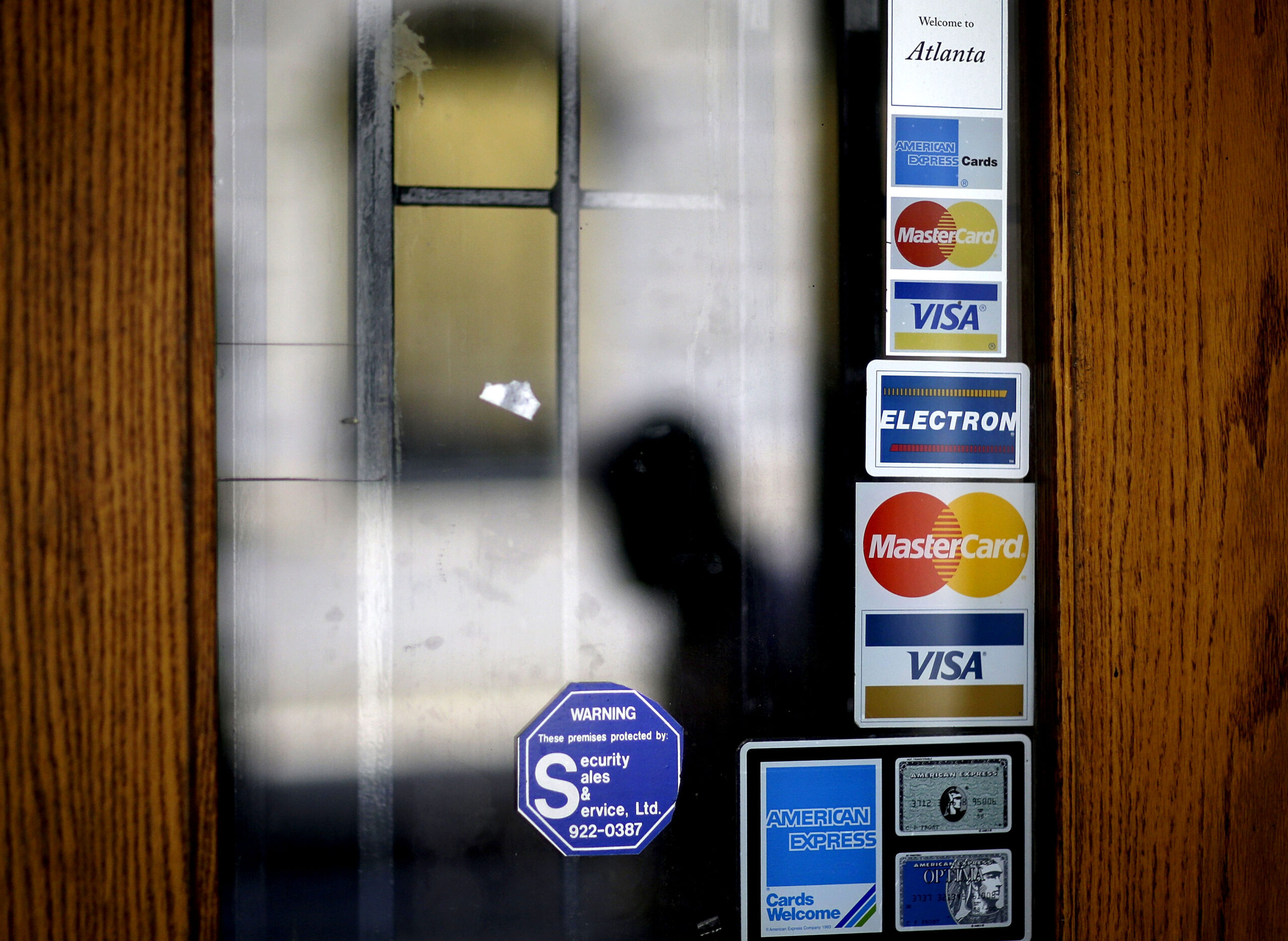 Report: Credit card thieves scam their buyers, too