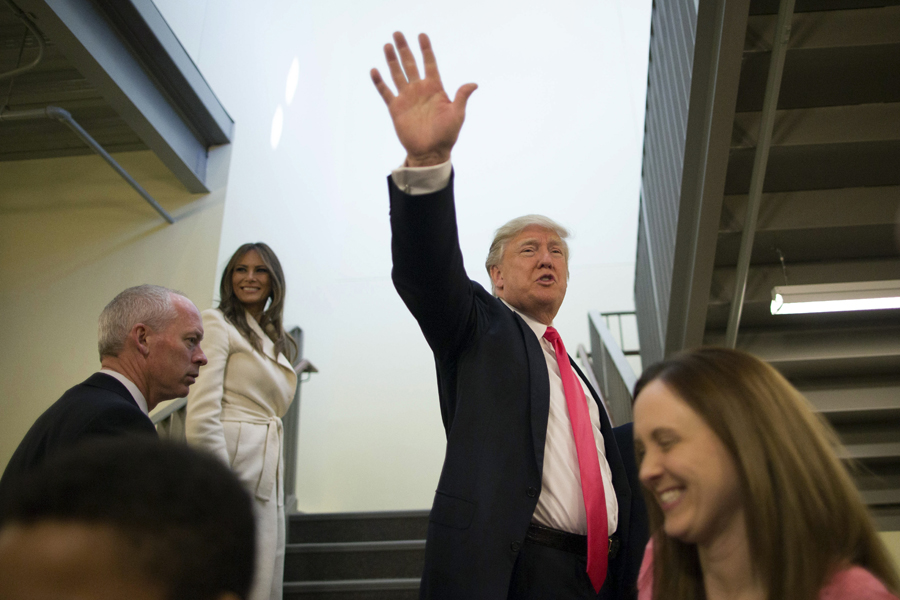 Trump expands Iowa lead on Cruz, Rubio surges