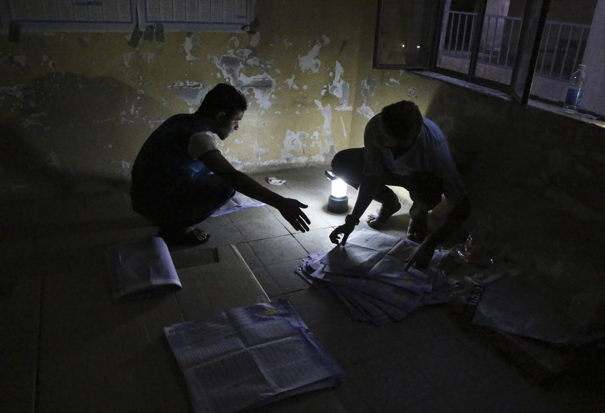 AP PHOTOS: Iraq votes in parliamentary election