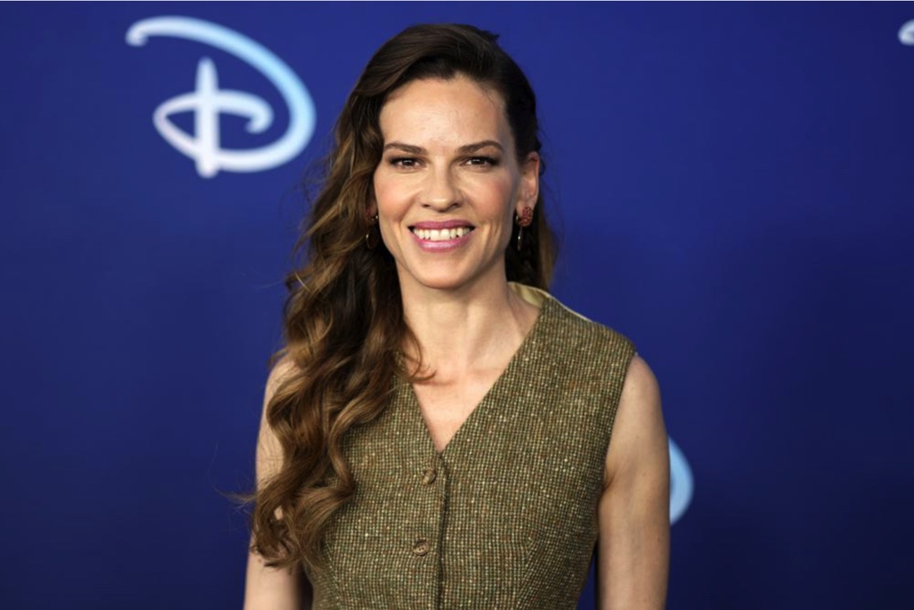 WATCH: Hilary Swank announces she’s pregnant with twins at 48