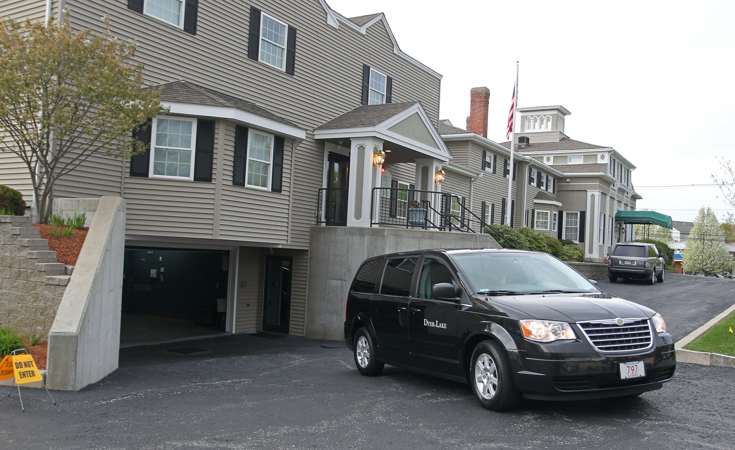 Experts: Feds pressure widow, pals in bomb case