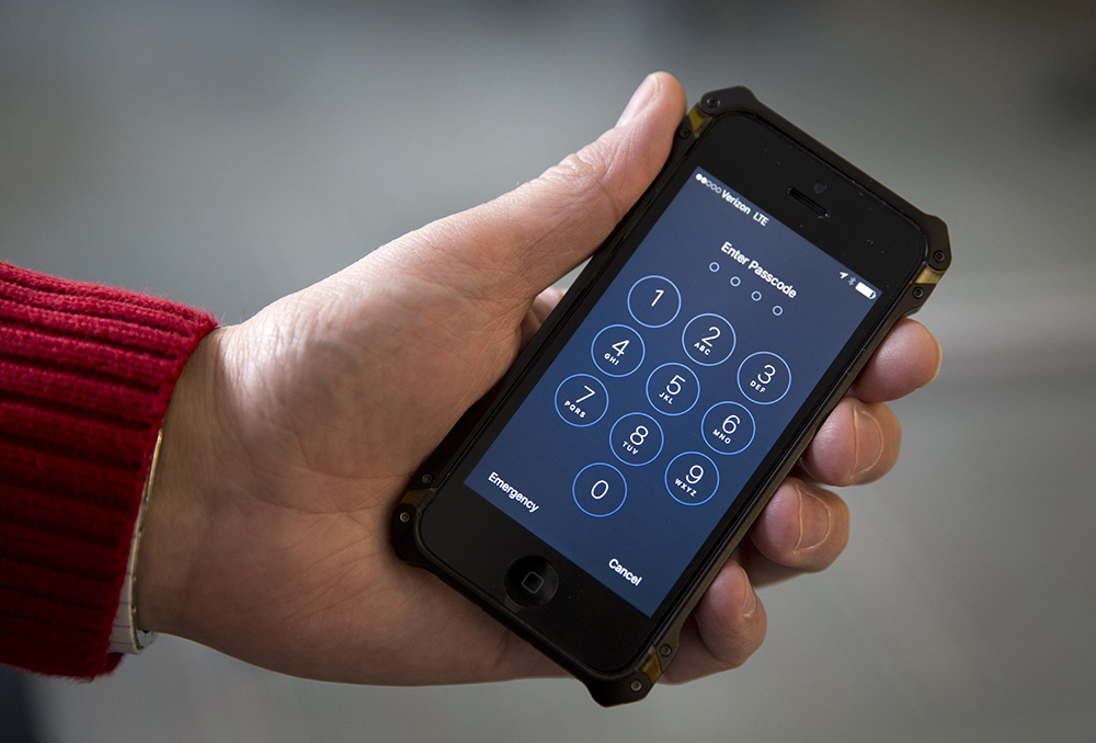 White House sidesteps question on Apple encryption