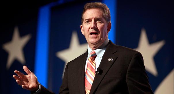 DeMint, Huckabee duel in Wisconsin Senate race