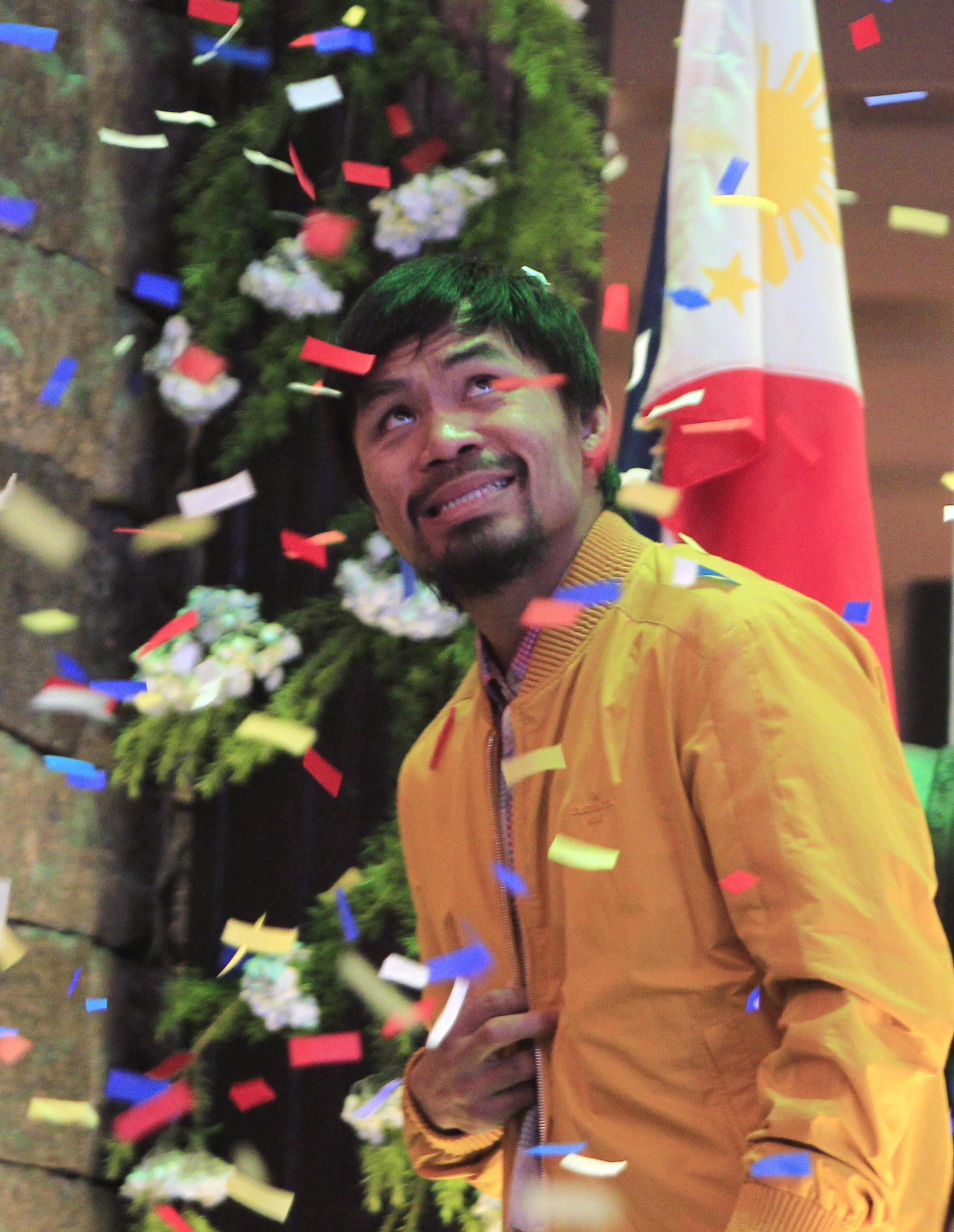 Pacquiao returns to help flood victims