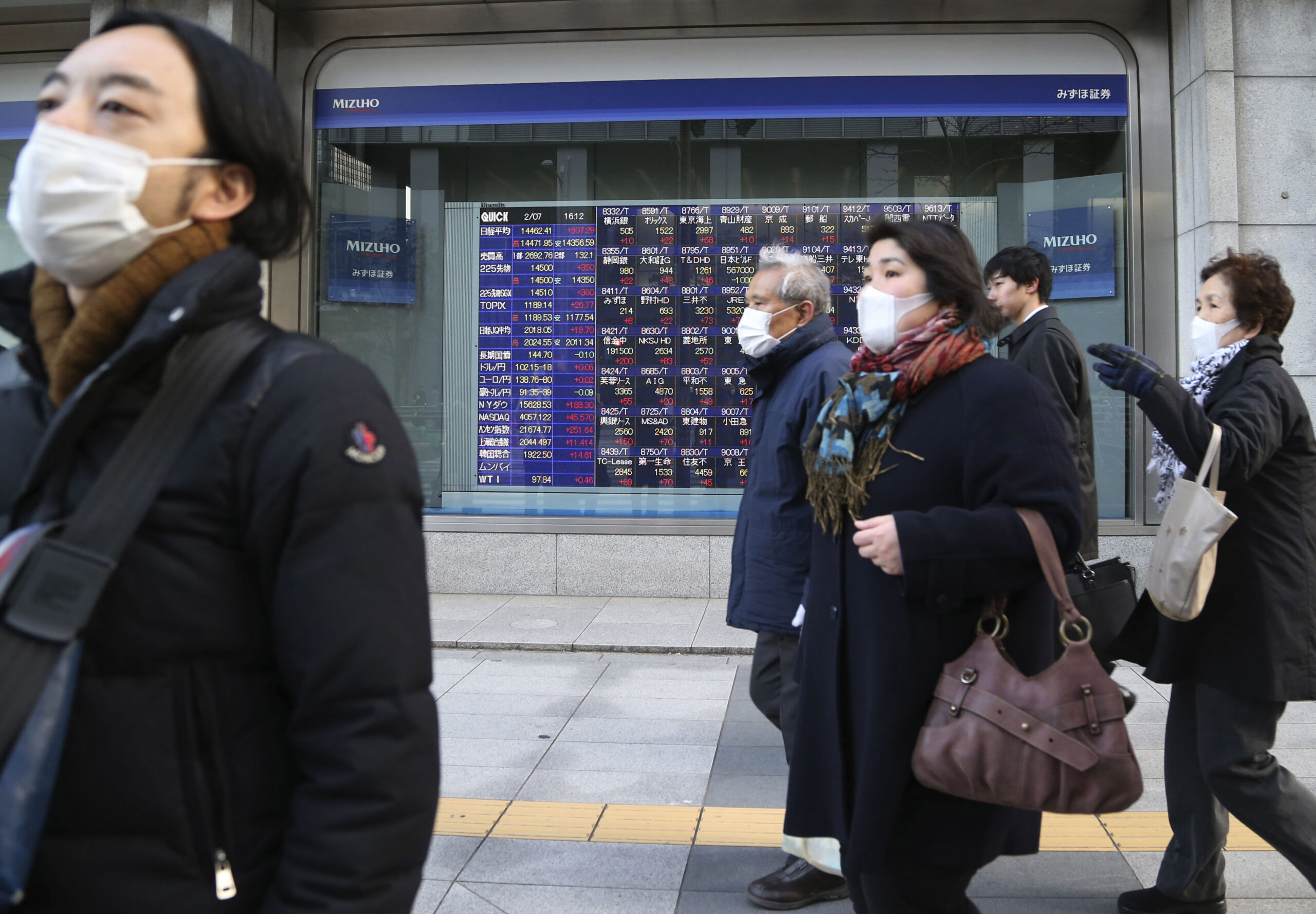 World stocks hold gains after mixed US jobs data