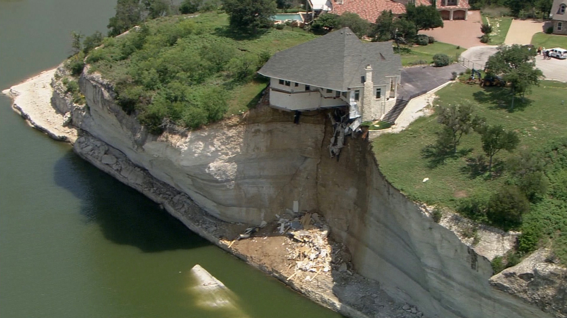 Homeowner to burn house teetering on Texas cliff
