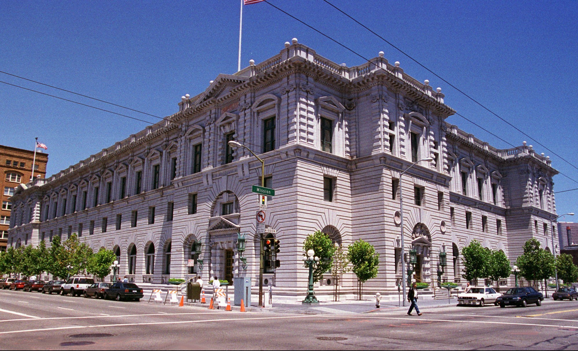 Challenge to union ‘closed shop’ rules advances in court