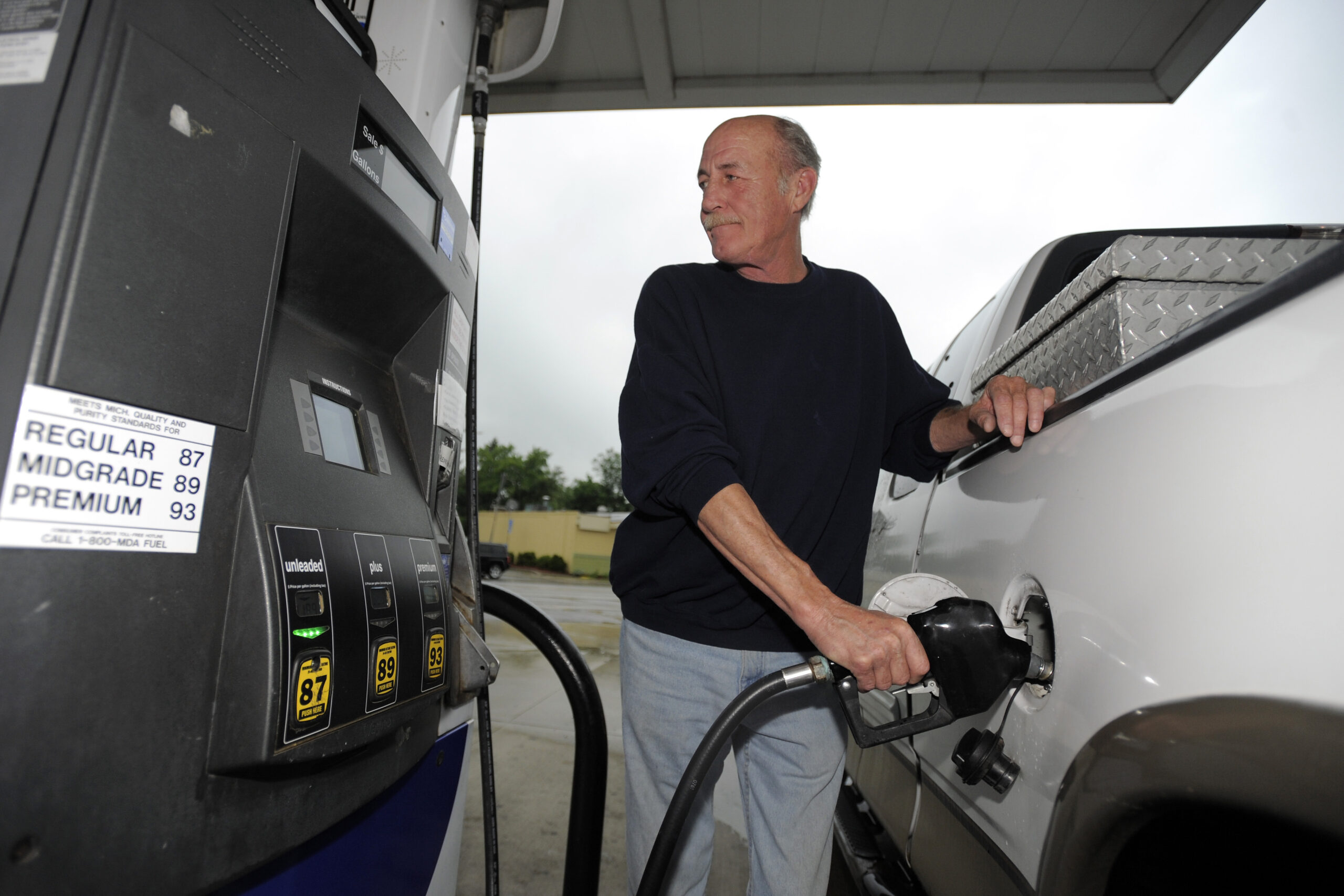 Analysts: Midwest drivers to see lower gas prices