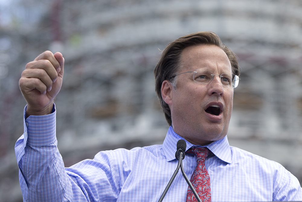 Lawmaker says elite media try to deceive voters