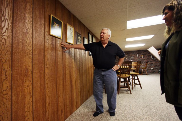 Ron Fedler should be a true treasure for the Democratic Party. His living room walls are a kaleidoscope of family photos. Across the room from his overstuffed lazy chair, an 11-by-14 framed color photo of former President John F. Kennedy sits atop a coffee table. 