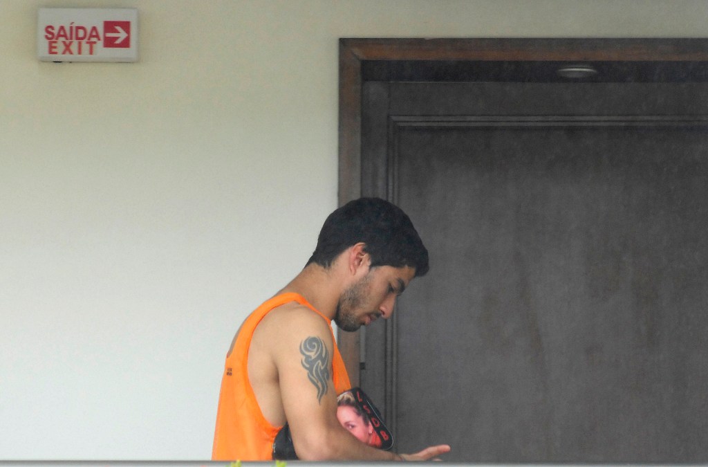 FIFA, players’ union agree Suarez needs treatment