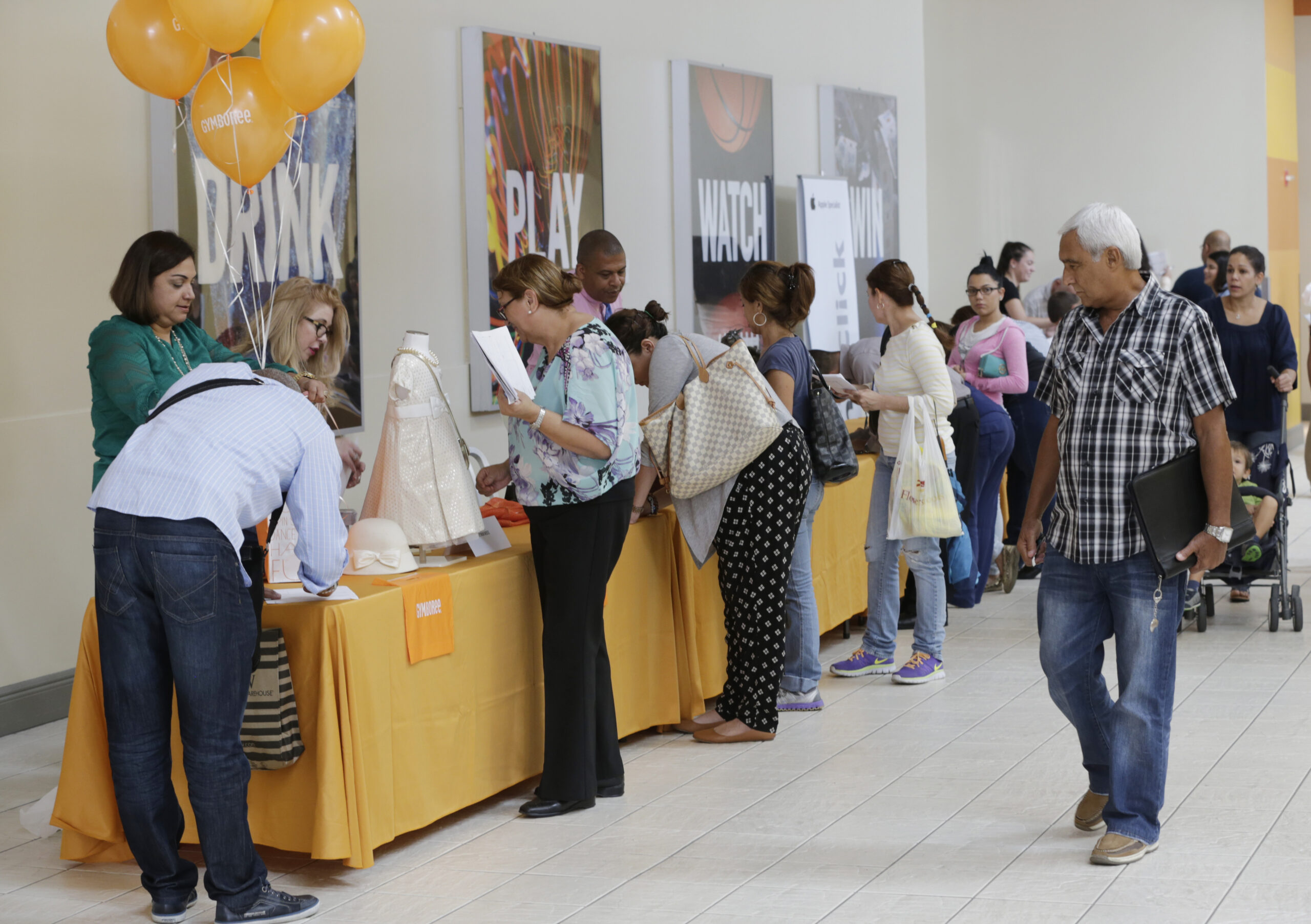 Jobless claims drop again to 262,000