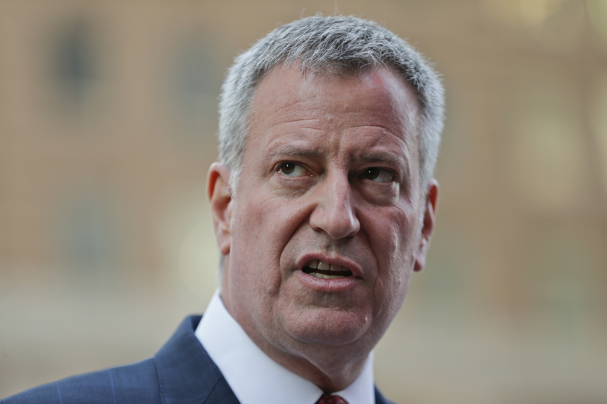 De Blasio defends Clinton, says both Dems ‘qualified’