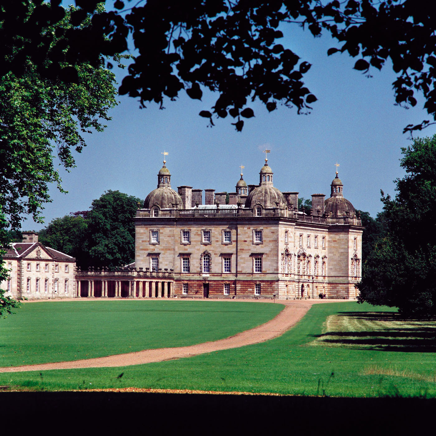 Tour of English country home’s art starts in Texas