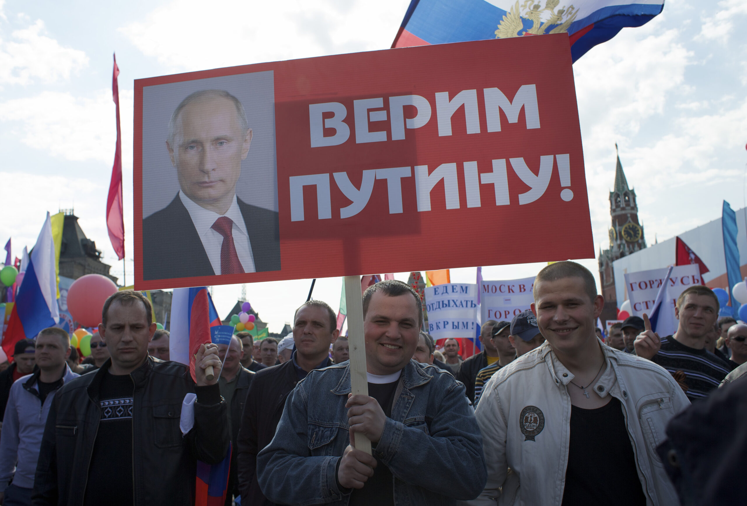 100,000 march as Moscow revives May Day tradition