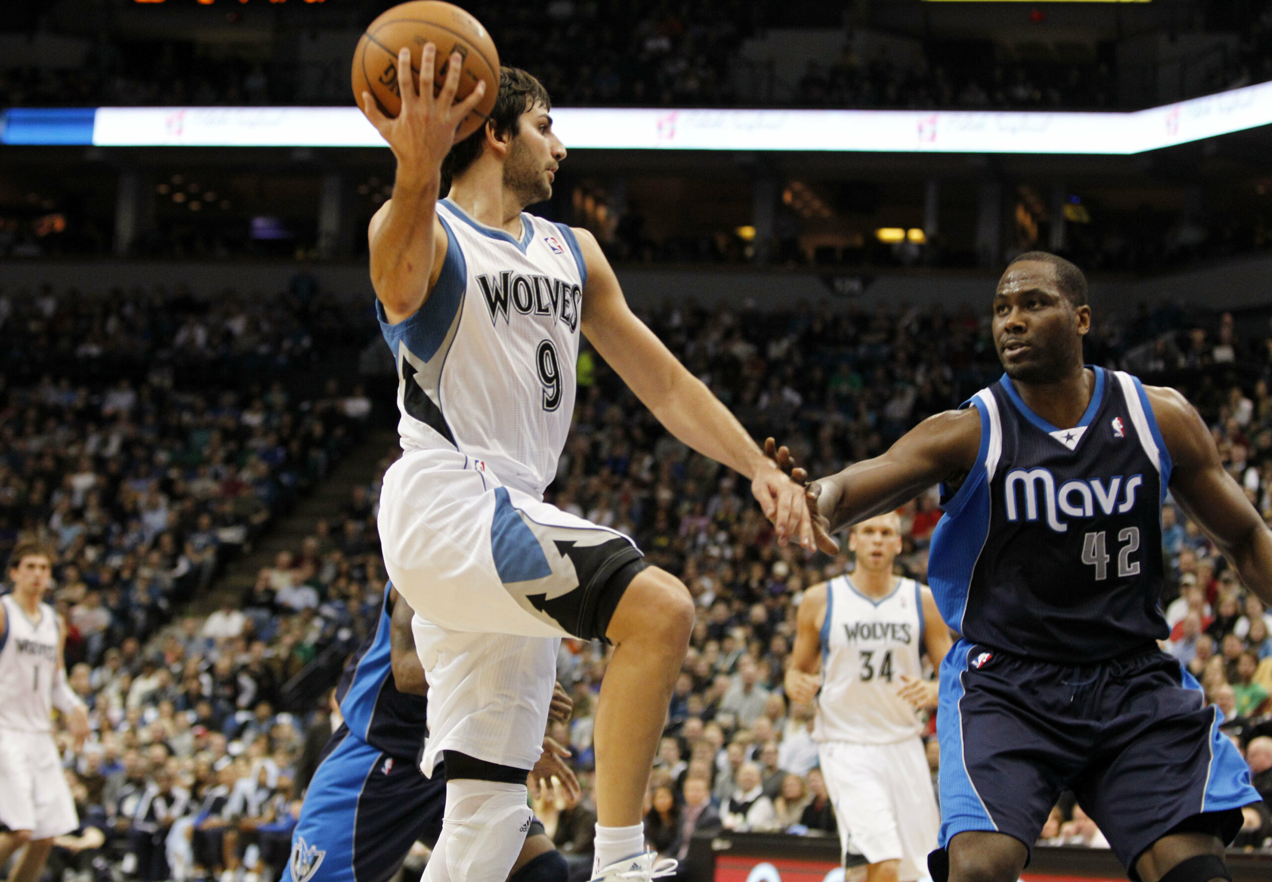 Rubio’s return sparks Wolves to win over Mavericks