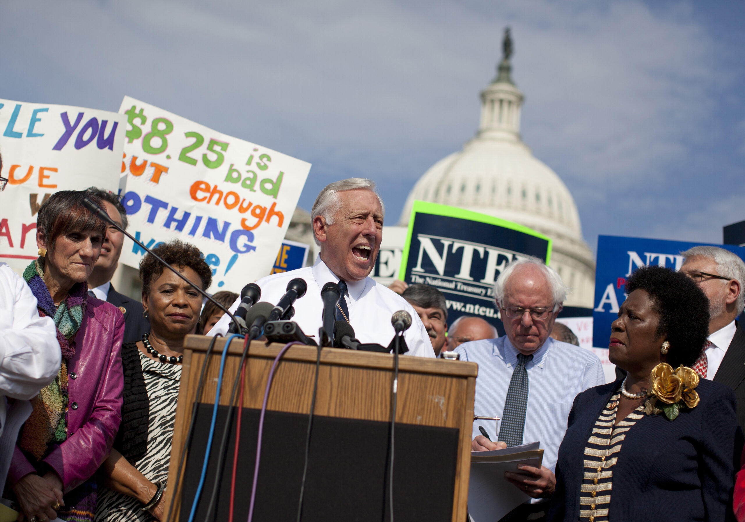 White House supports back pay for federal workers