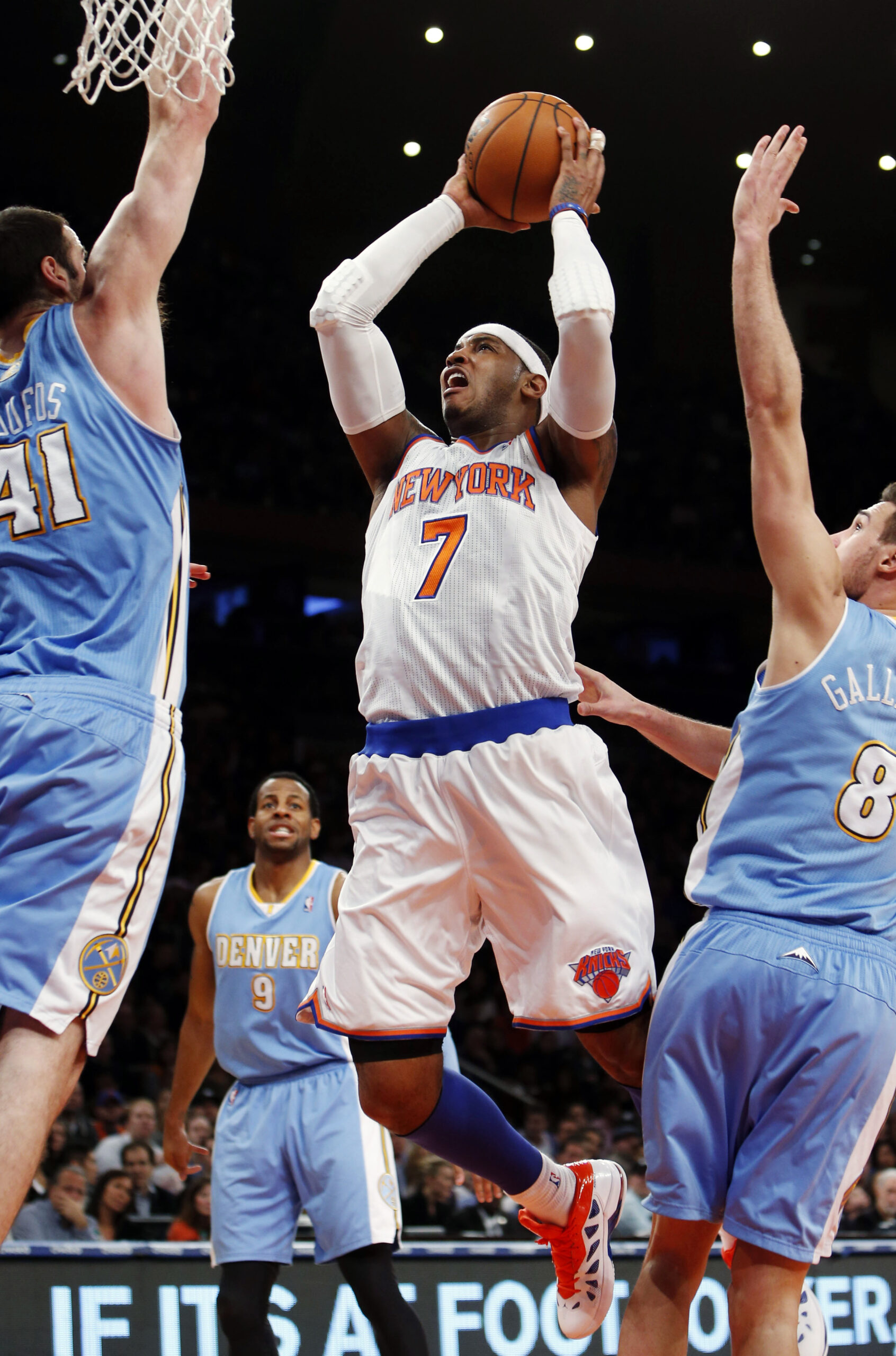 Anthony returns with 34, Knicks beat Nuggets