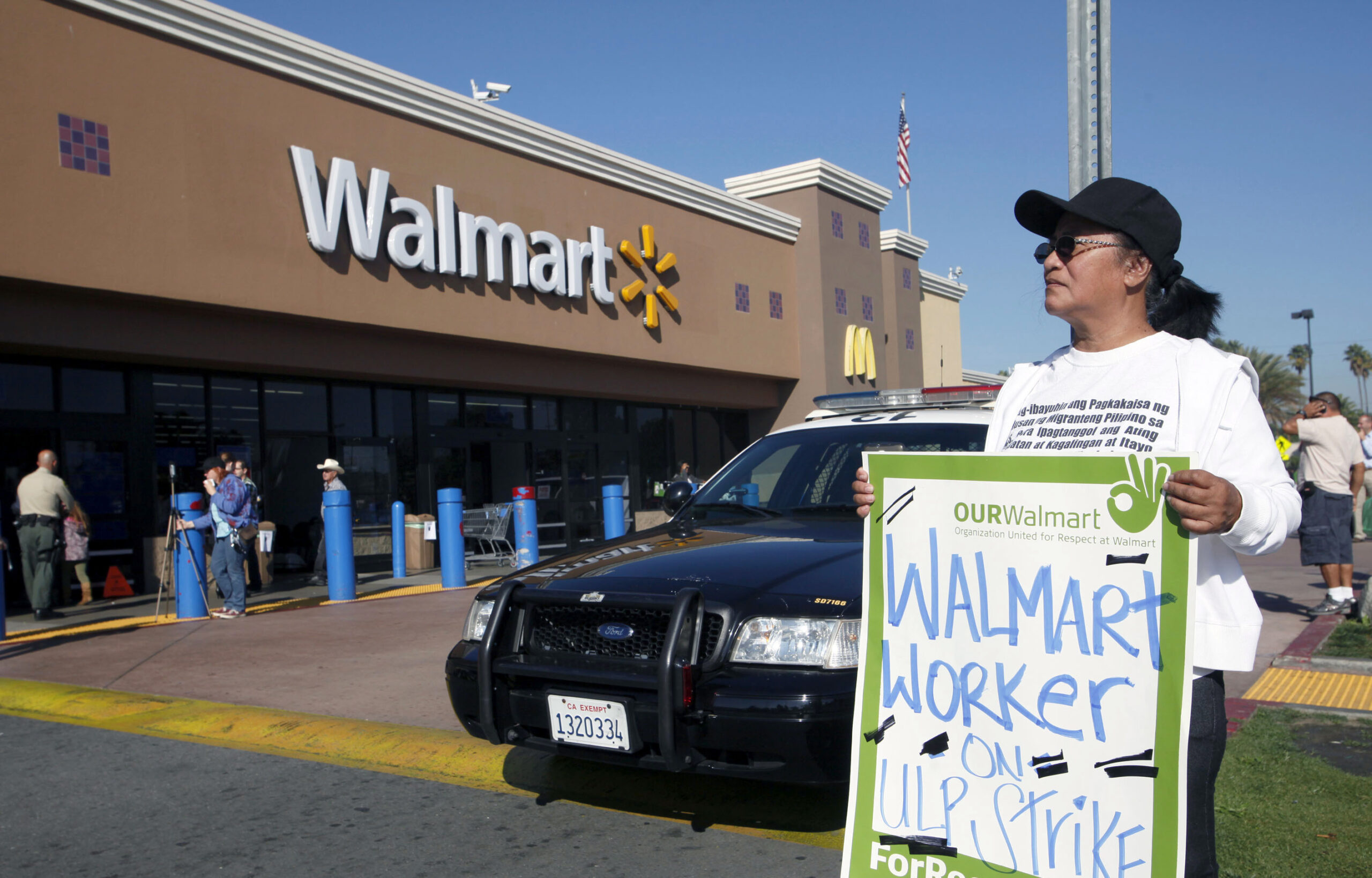 Walmart cozies up to White House, annoying unions