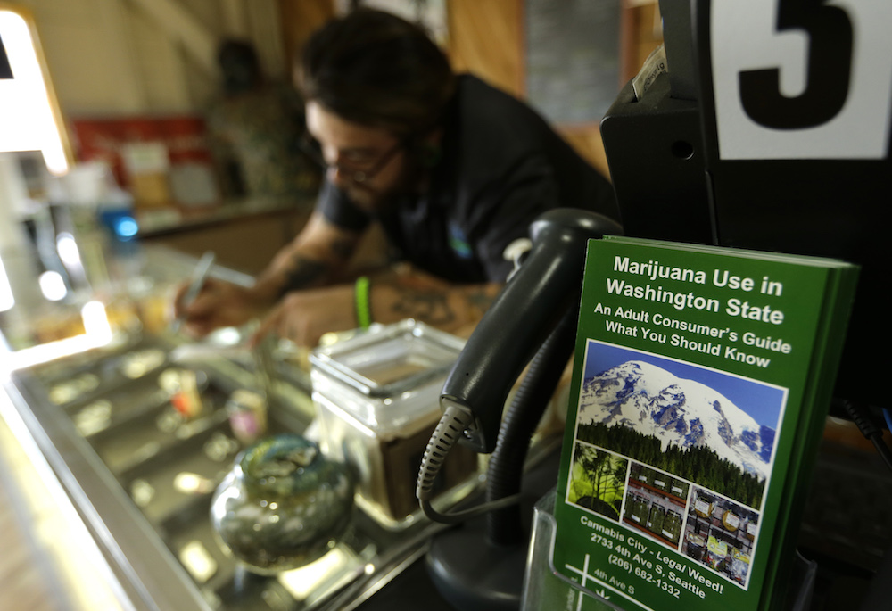 Senators from pot states press regulators for clear banking rules