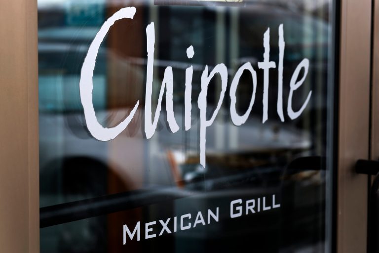 Chipotle Mexican Grill, which for years allowed local laws to dictate policy for the restaurant chain regarding open or concealed weapons, has decided to 