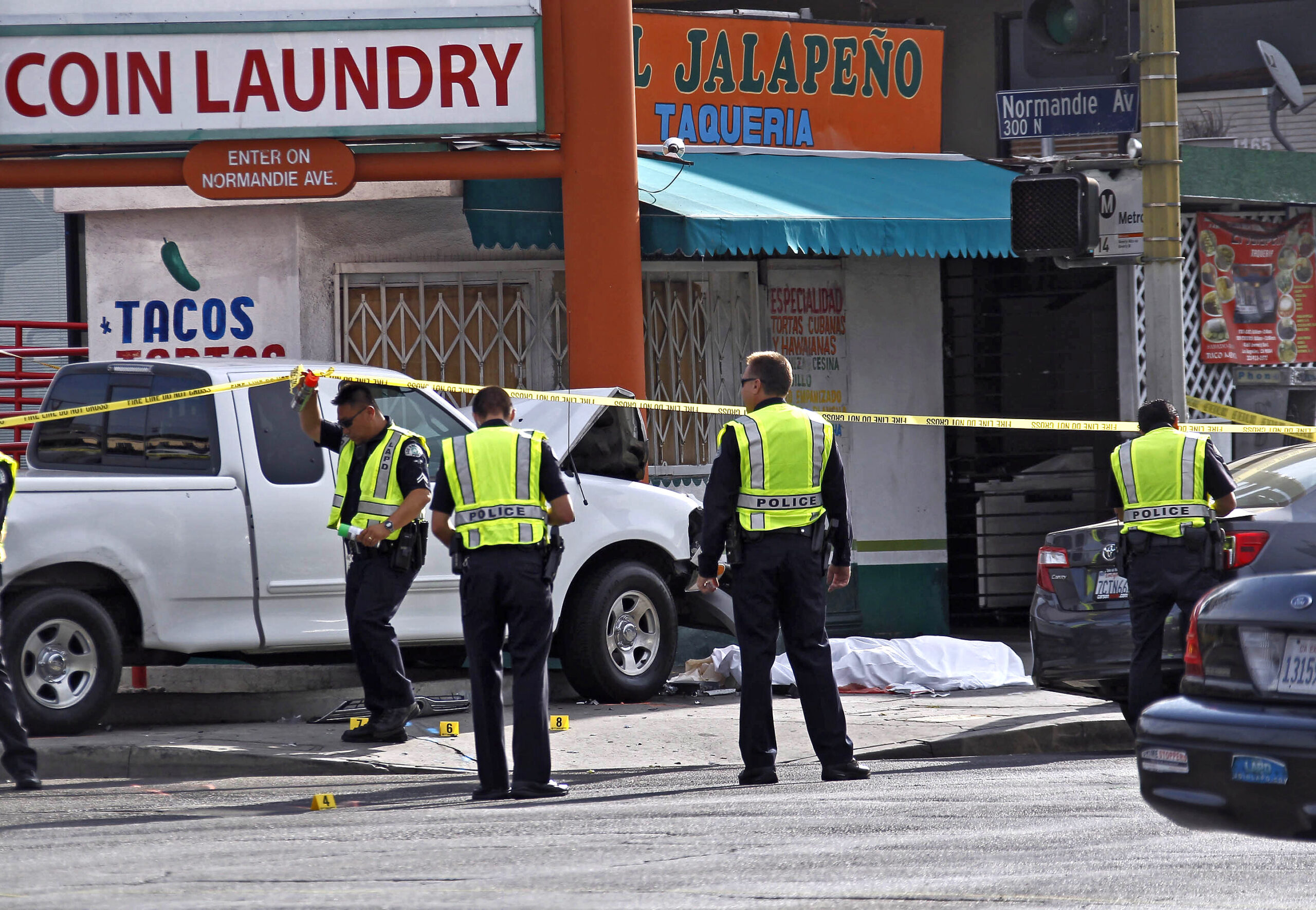 Police seek driver in fatal Los Angeles crash