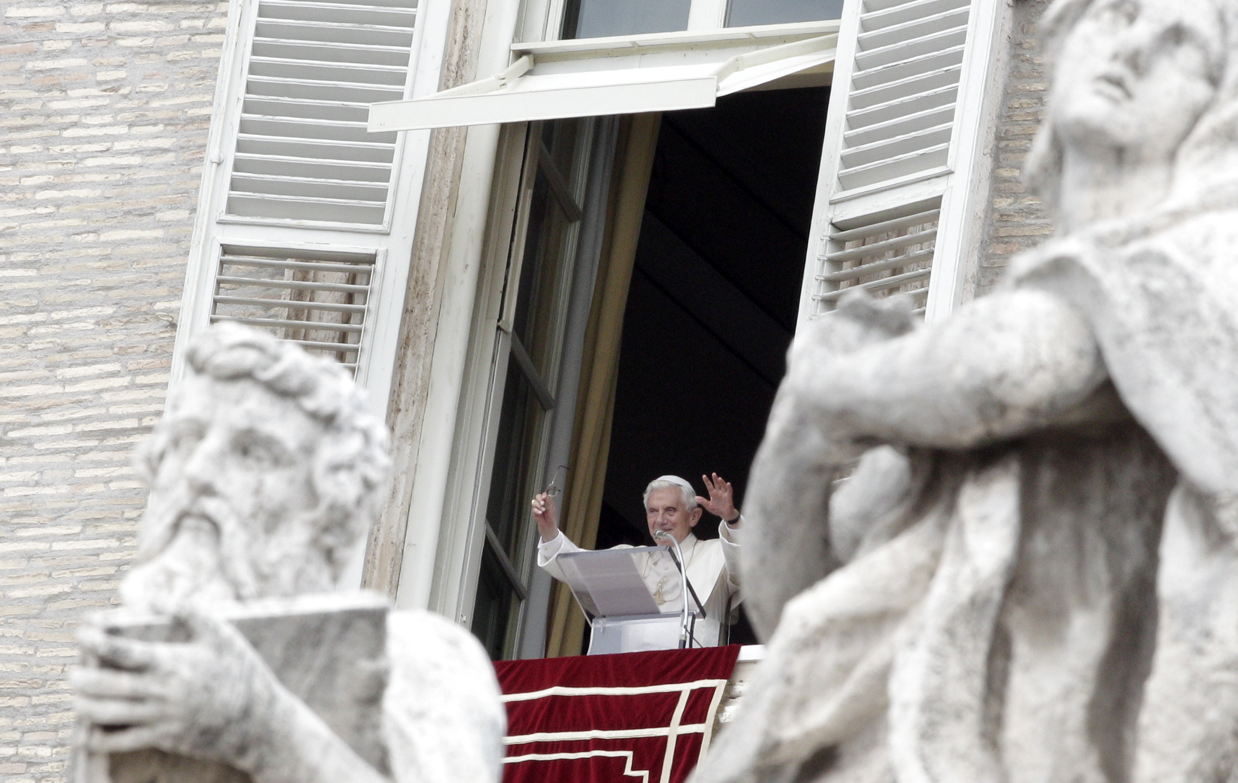 Vatican ‘regrets’ letter on bank chief’s health