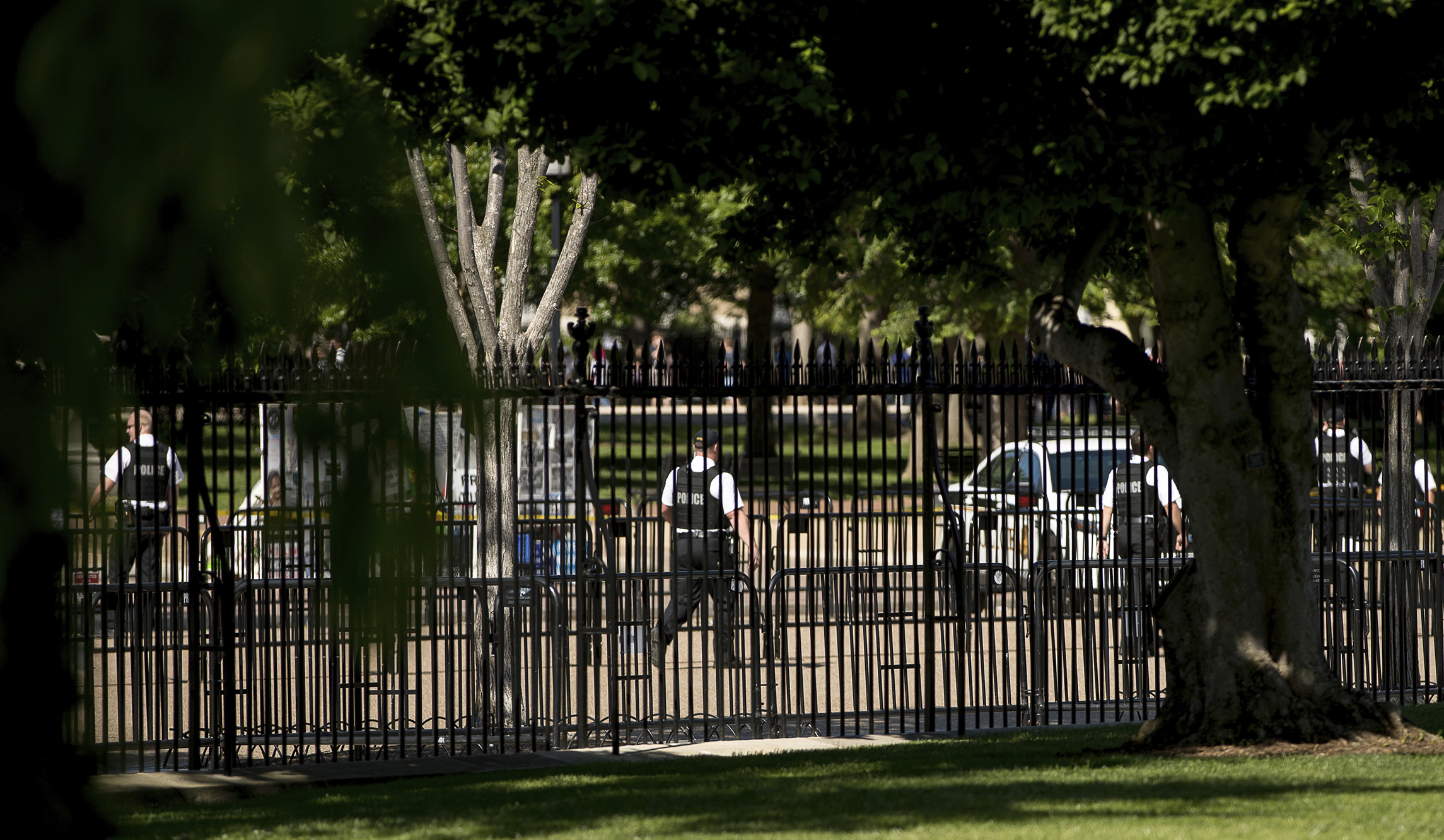 Secret Service arrests person who tried to jump White House barrier
