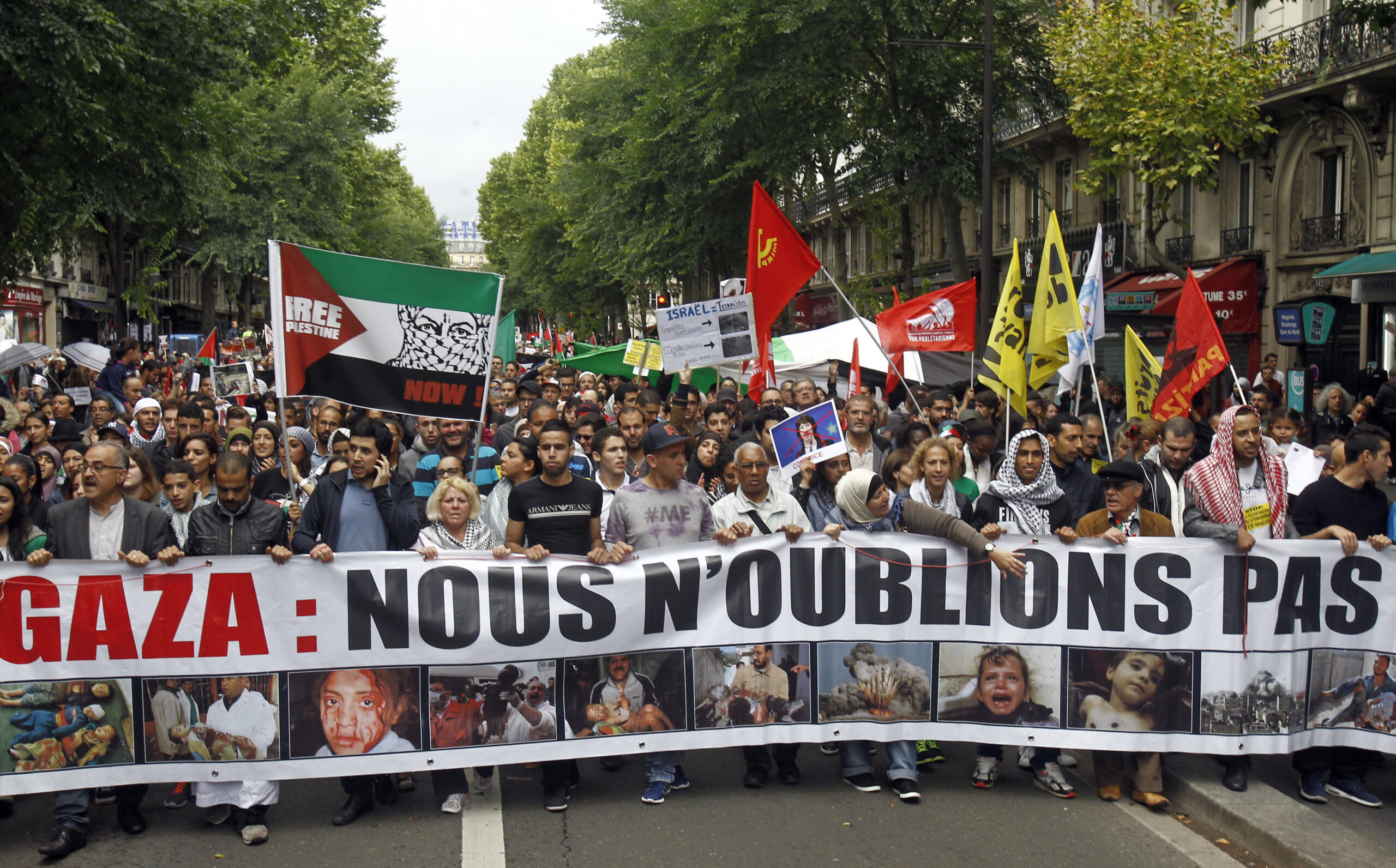 Protesters scuffle with police at Paris synagogues