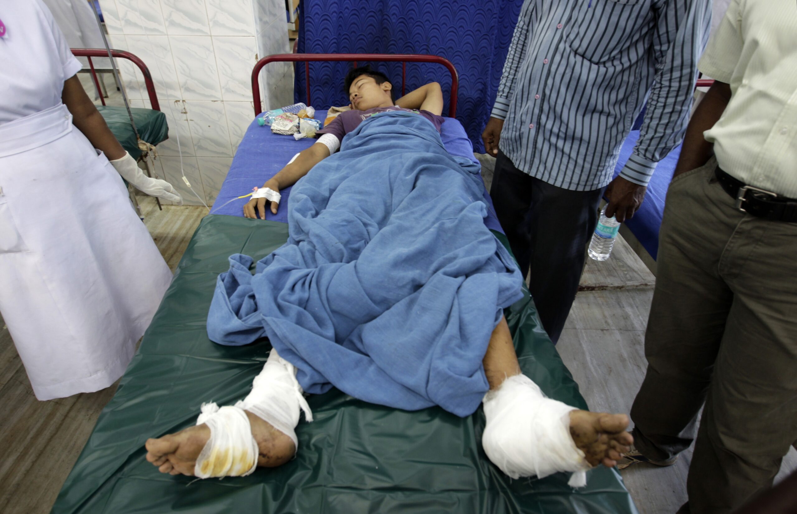 Blasts at India train station kill 1, injure 14