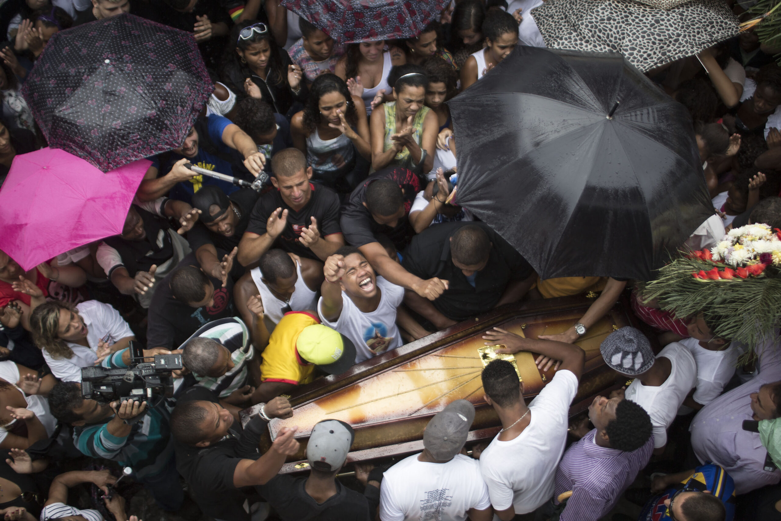 Residents of conflictive Rio slum stage protest