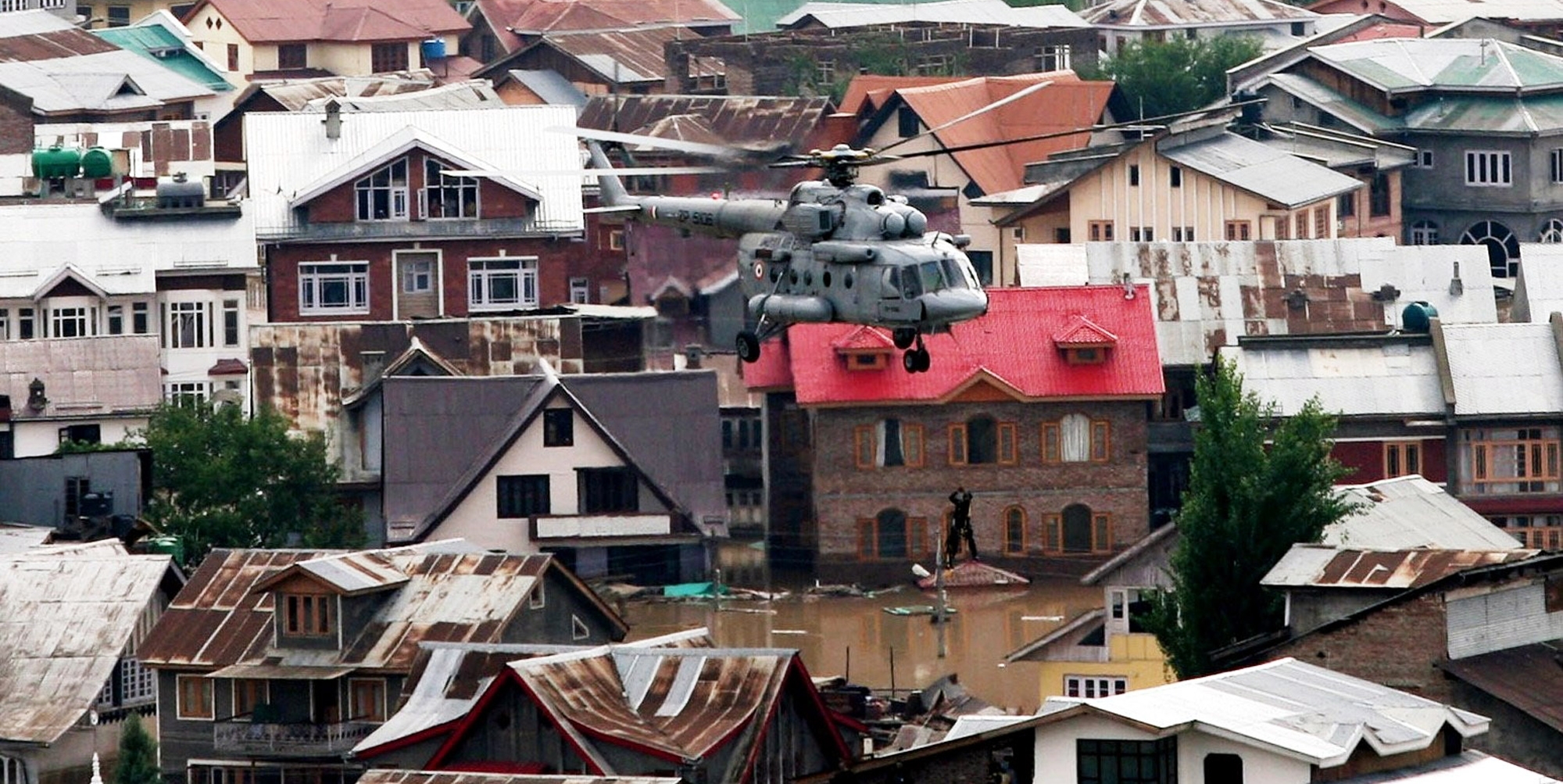 Major river overflows, threatening Pakistan city