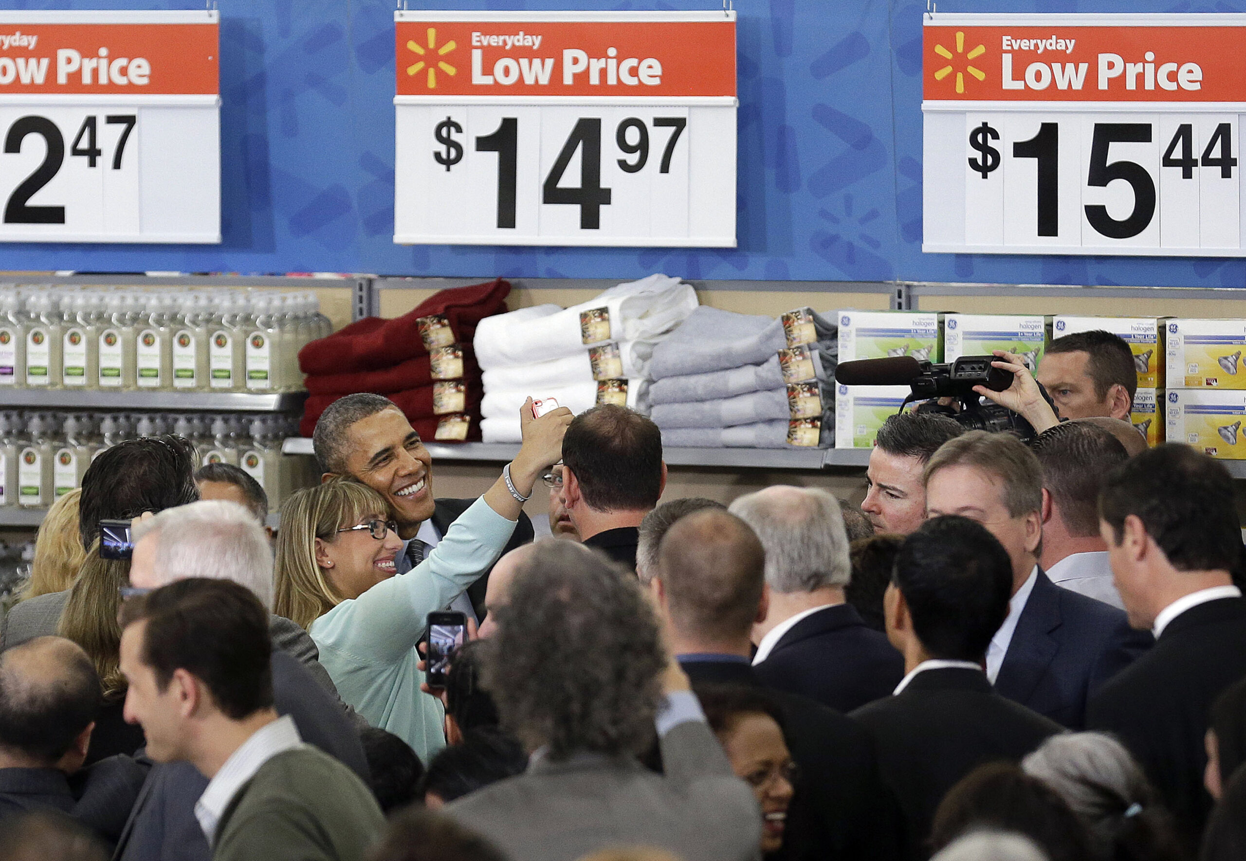 At Wal-Mart, Obama praises steps on solar power