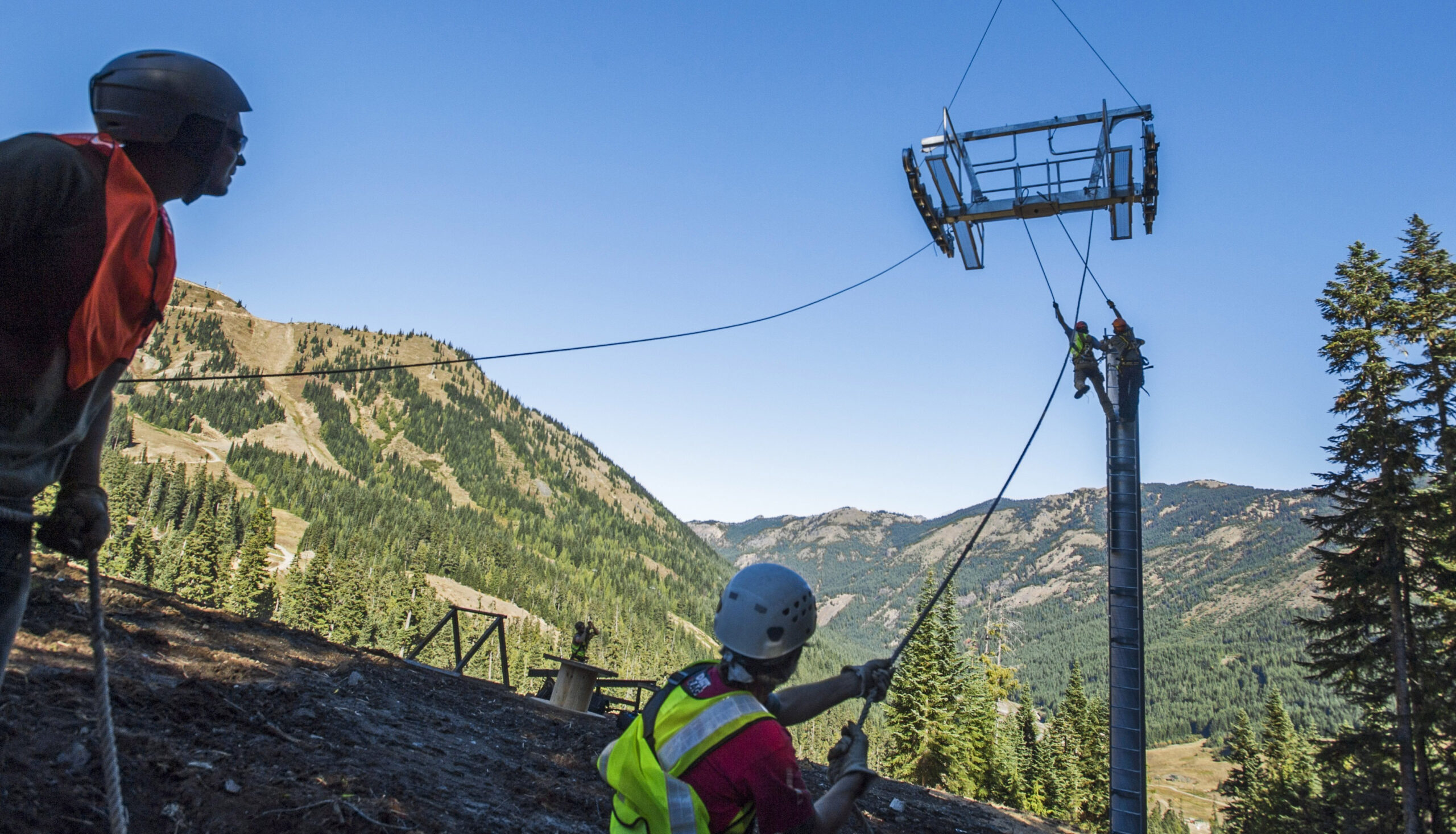 Copter delivers Crystal Mountain chairlift towers