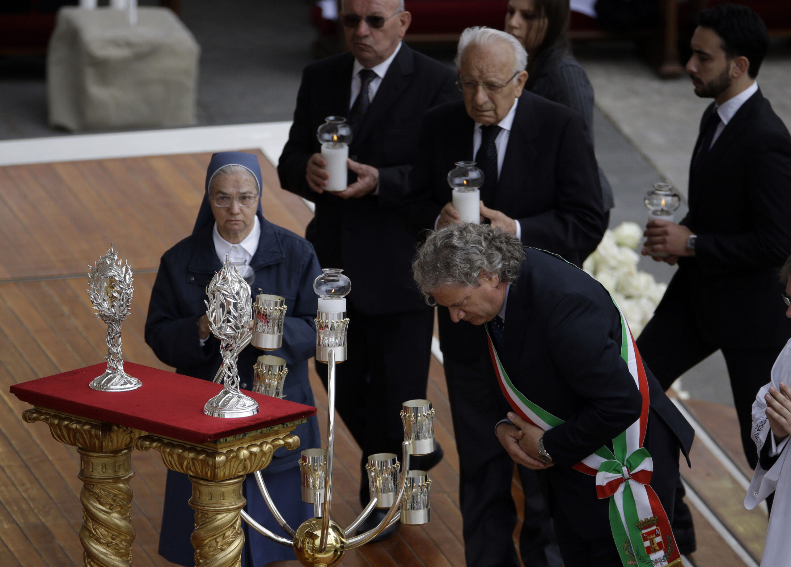 2 living popes to honor 2 dead ones: The Ceremony