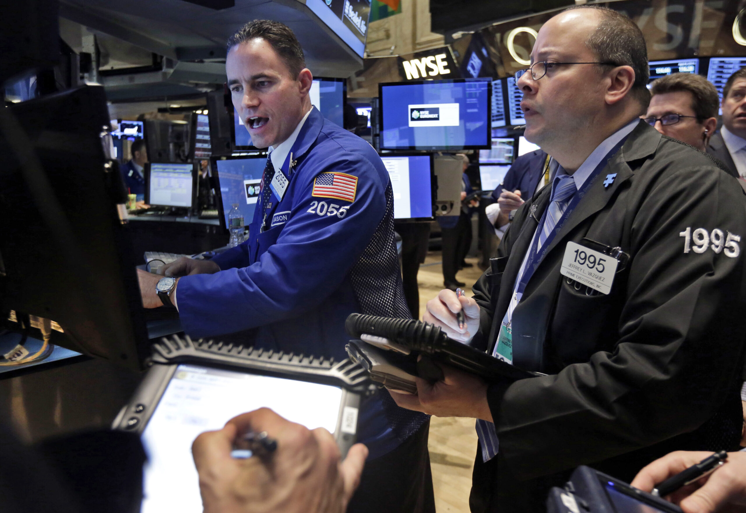 US stocks rally on Fed minutes, earnings news