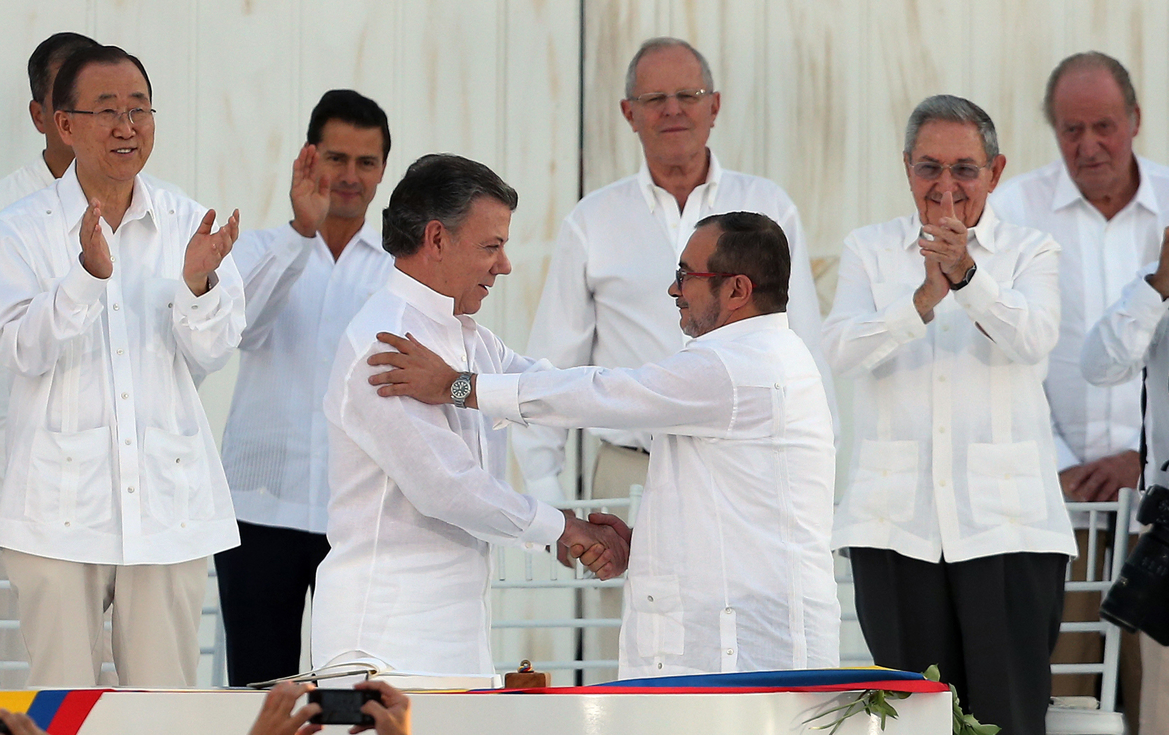 Colombia, FARC sign truce ending 52-year war