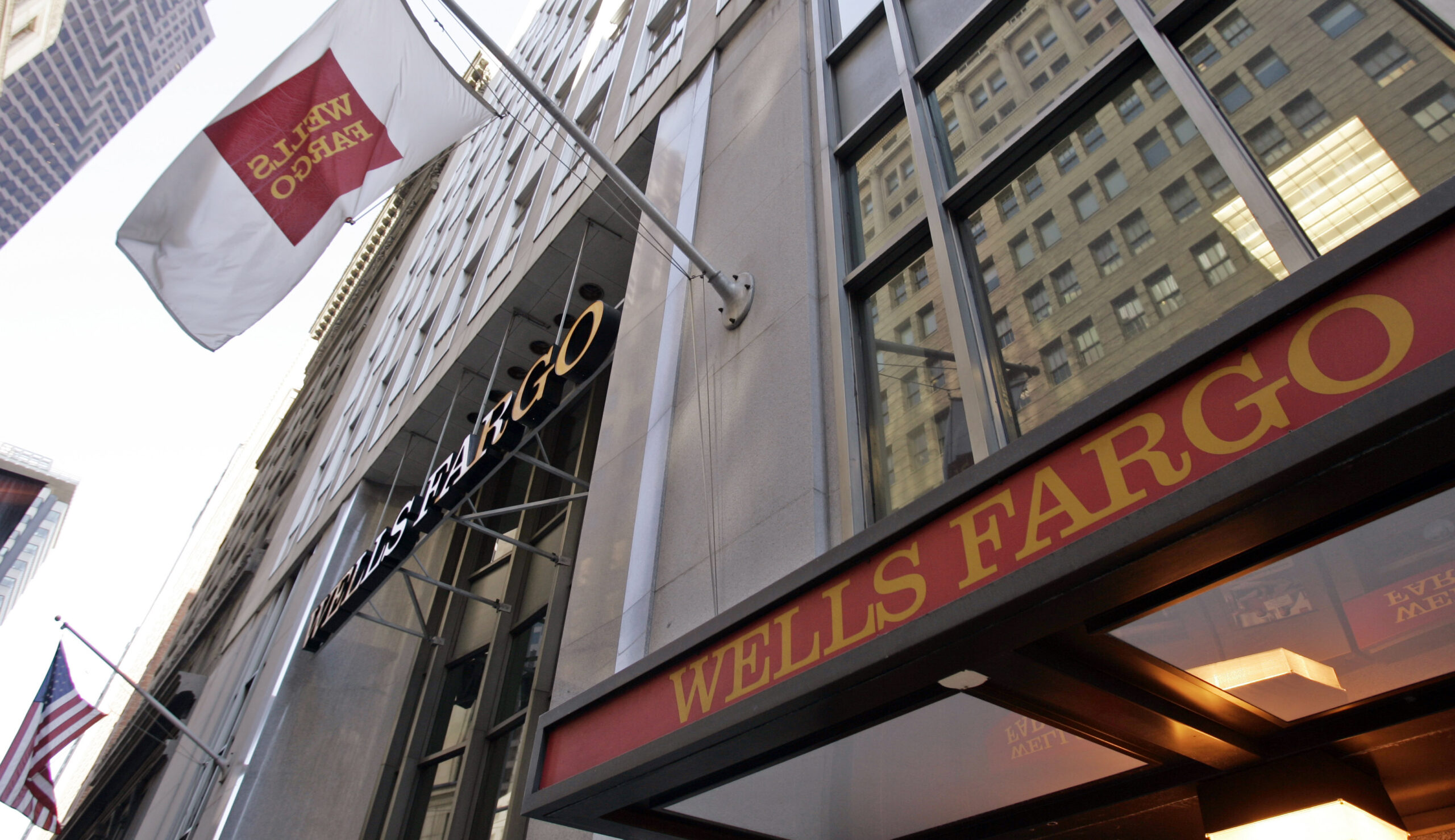 Wells Fargo investors shrug off foreclosure errors, growing congressional scrutiny