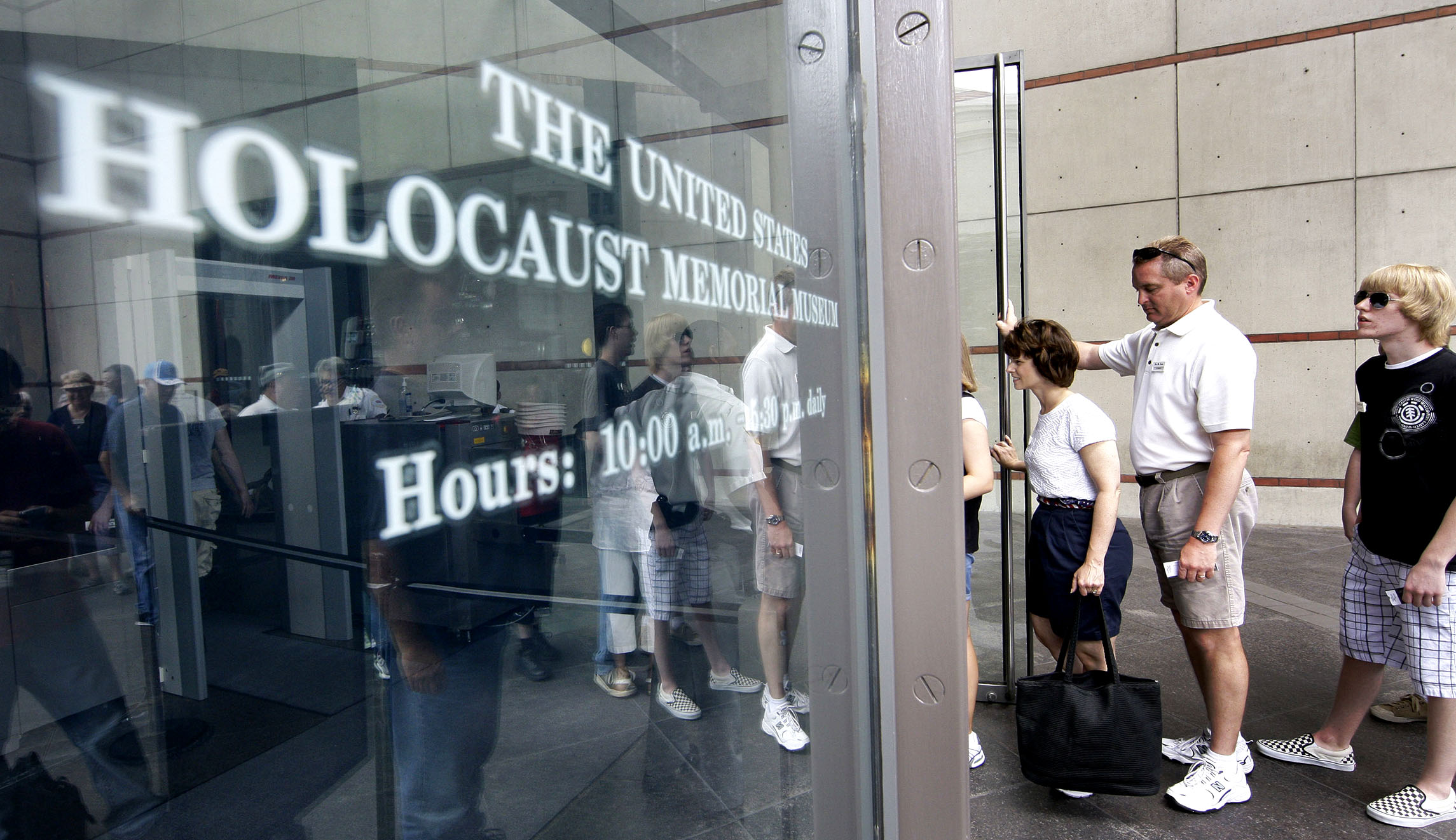 Bipartisan congressional group to lead private tour of Holocaust Memorial Museum