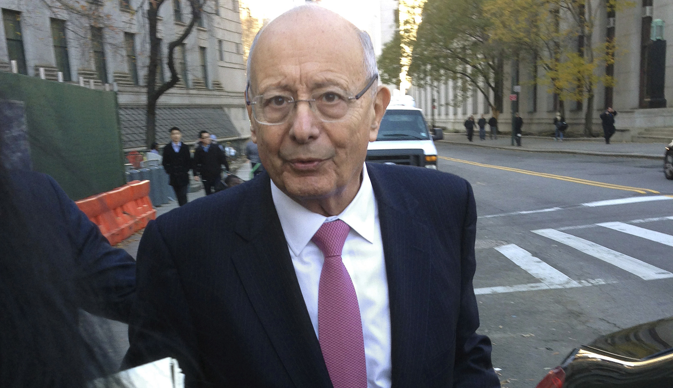 Wife accuses former Republican senator of bank fraud