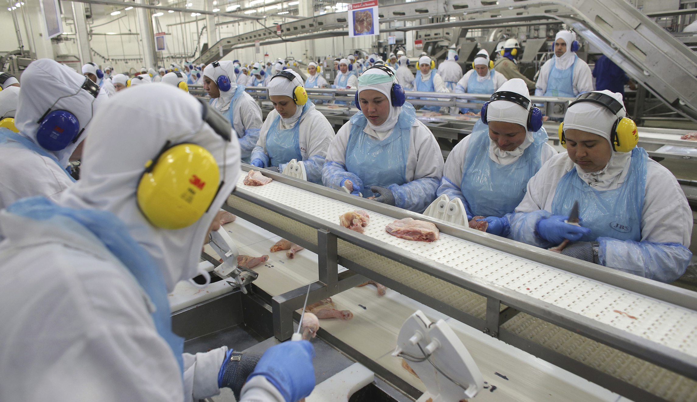 Bipartisan pair of senators want antitrust investigation into meatpackers amid plant closures