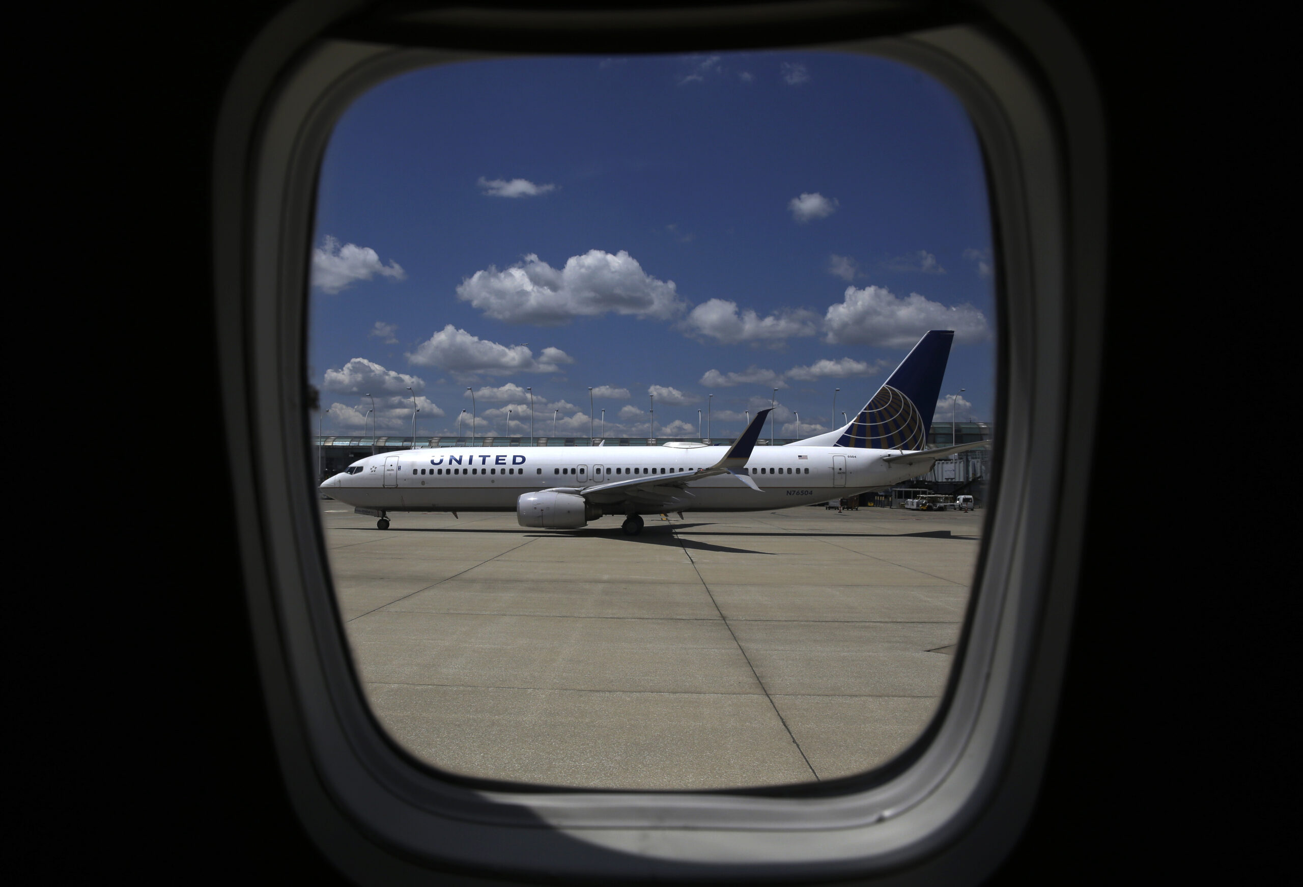 Senators introduce WOOFF Act after dog dies on United flight