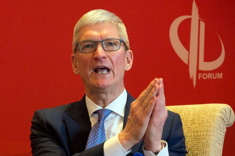 Apple CEO Tim Cook gets private meeting with Trump