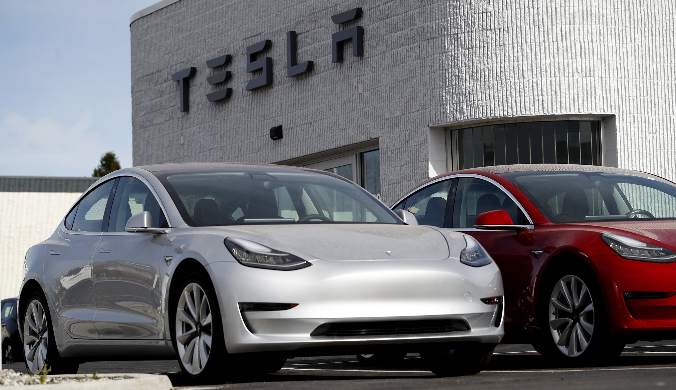 Tesla Autopilot to be probed by US auto safety regulator