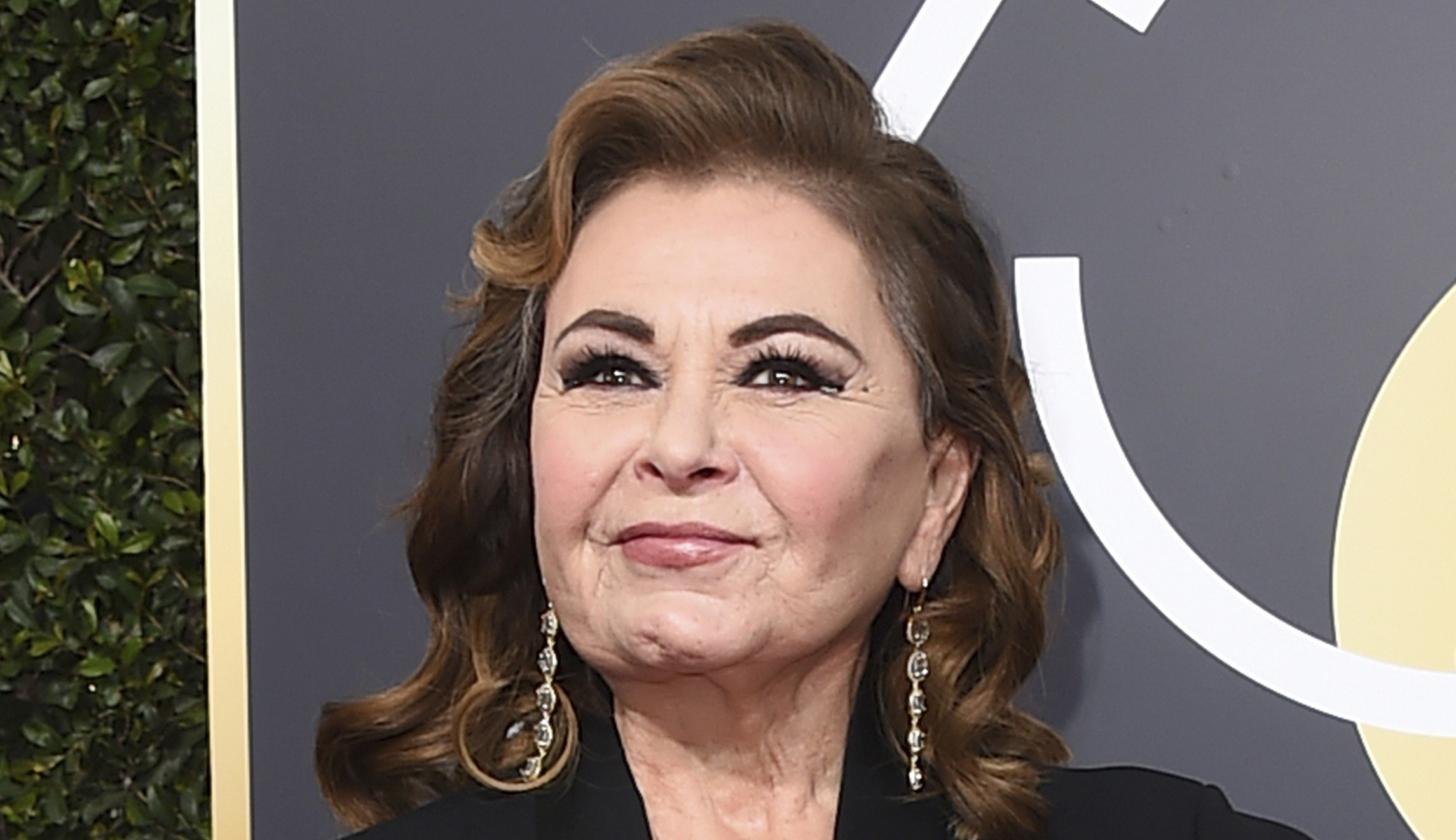Roseanne Barr asks Twitter for Valerie Jarrett’s phone number so she can personally apologize