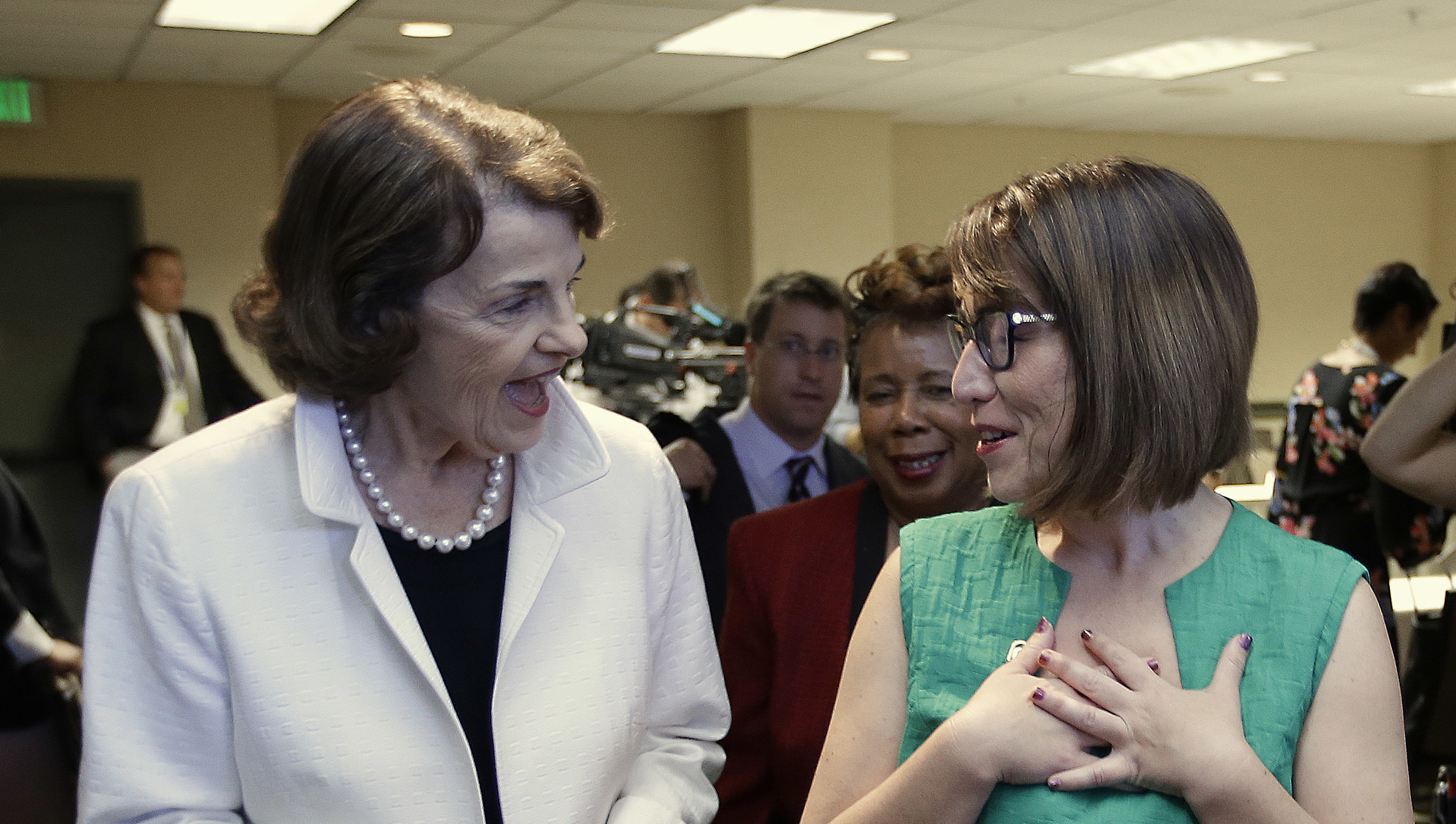 Sen. Dianne Feinstein wins handily despite progressive challenge